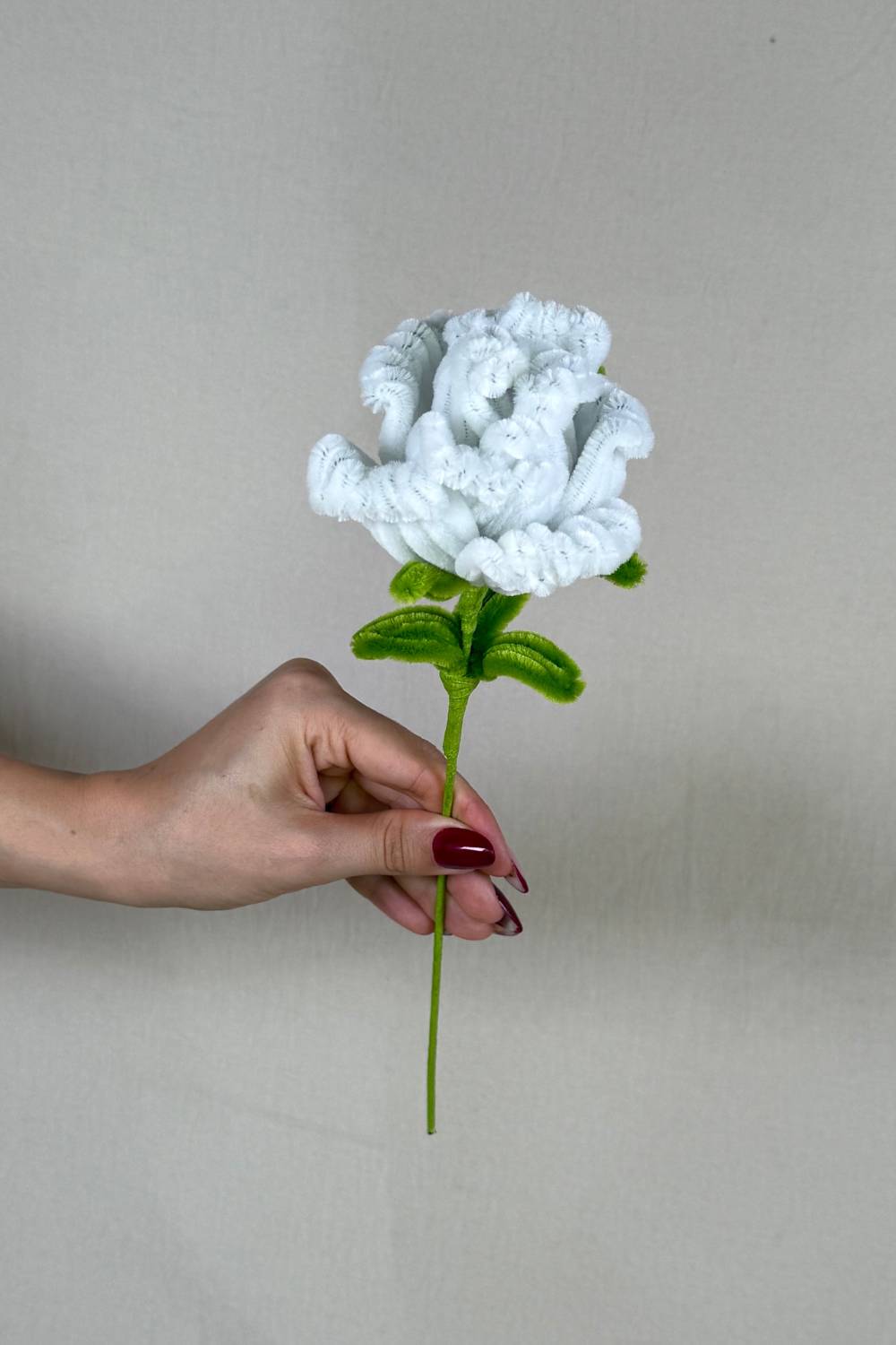 Rosa bianca in scovolini artigianale Made By Hand tenuta in mano per mostrare le dimensioni reali, fiore fatto a mano con cura e materiali di qualità.