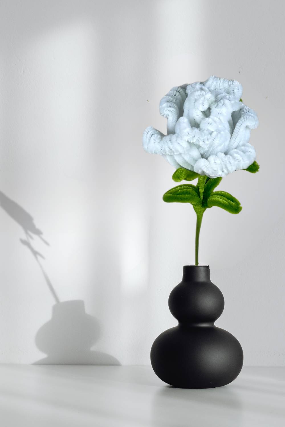 Rosa bianca in scovolini fatta a mano da Made By Hand, 34 cm, esposta in vaso decorativo – fiore artigianale realizzato in Italia, idea regalo floreale sostenibile.