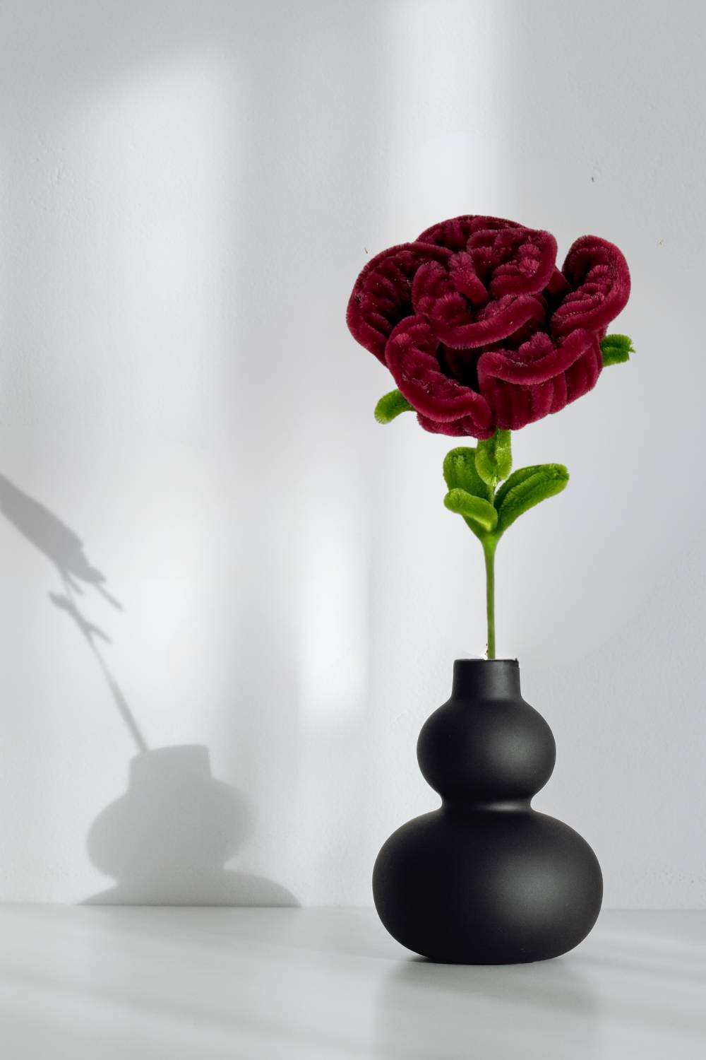 Rosa bordeaux in scovolini fatta a mano da Made By Hand, 34 cm, esposta in vaso decorativo – fiore artigianale realizzato in Italia, idea regalo floreale sostenibile. Made By Hand crea fiori fatti con scovolini a mano in Italia
