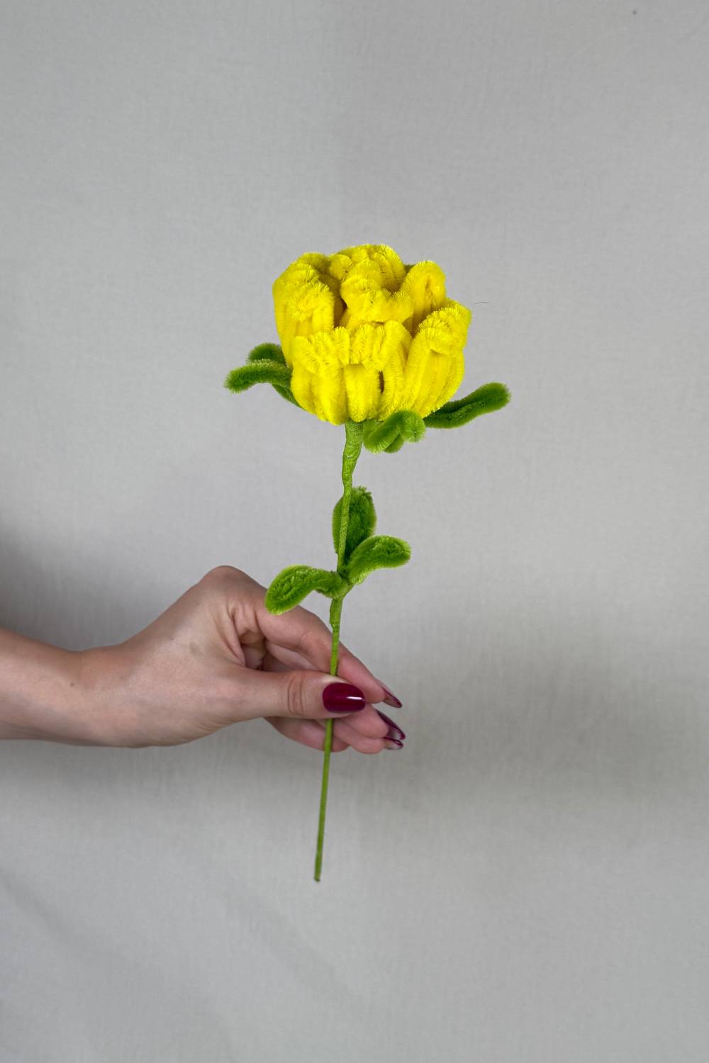Rosa gialla in scovolini artigianale Made By Hand tenuta in mano per mostrare le dimensioni reali, fiore fatto a mano con cura e materiali di qualità.