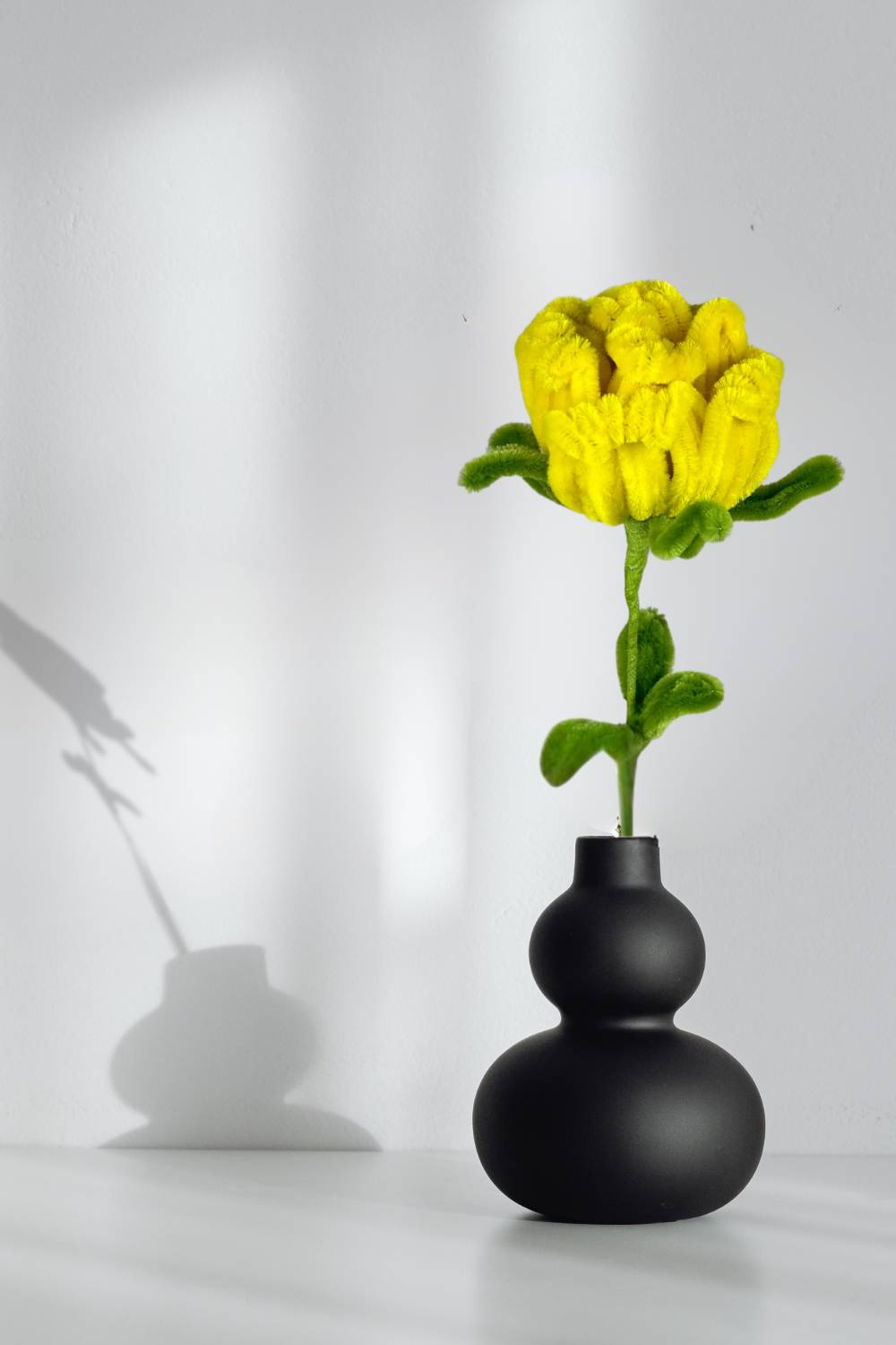 Rosa gialla fatta con scovolini fatta a mano da Made By Hand, 34 cm, esposta in vaso decorativo – fiore artigianale realizzato in Italia, idea regalo floreale sostenibile