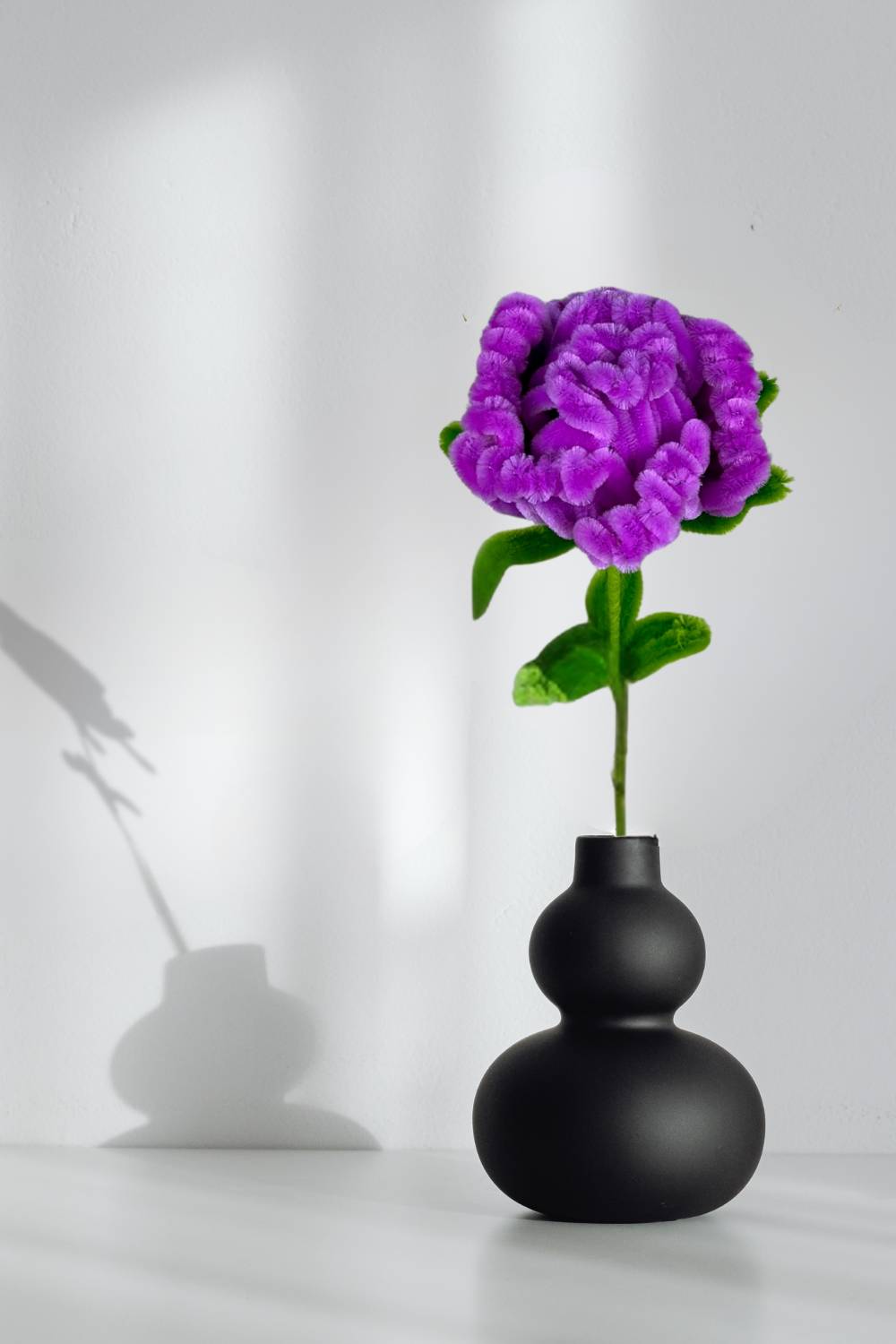 Rosa lilla in scovolini fatta a mano da Made By Hand, 34 cm, esposta in vaso decorativo – fiore artigianale realizzato in Italia, idea regalo floreale sostenibile.