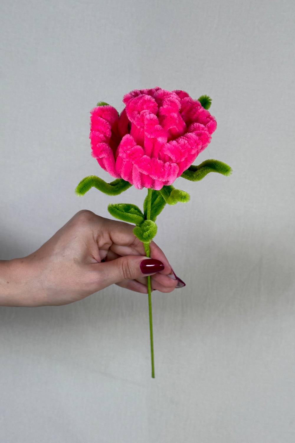 Rosa fuxia in scovolini artigianale Made By Hand tenuta in mano per mostrare le dimensioni reali, fiore fatto a mano con cura e materiali di qualità.