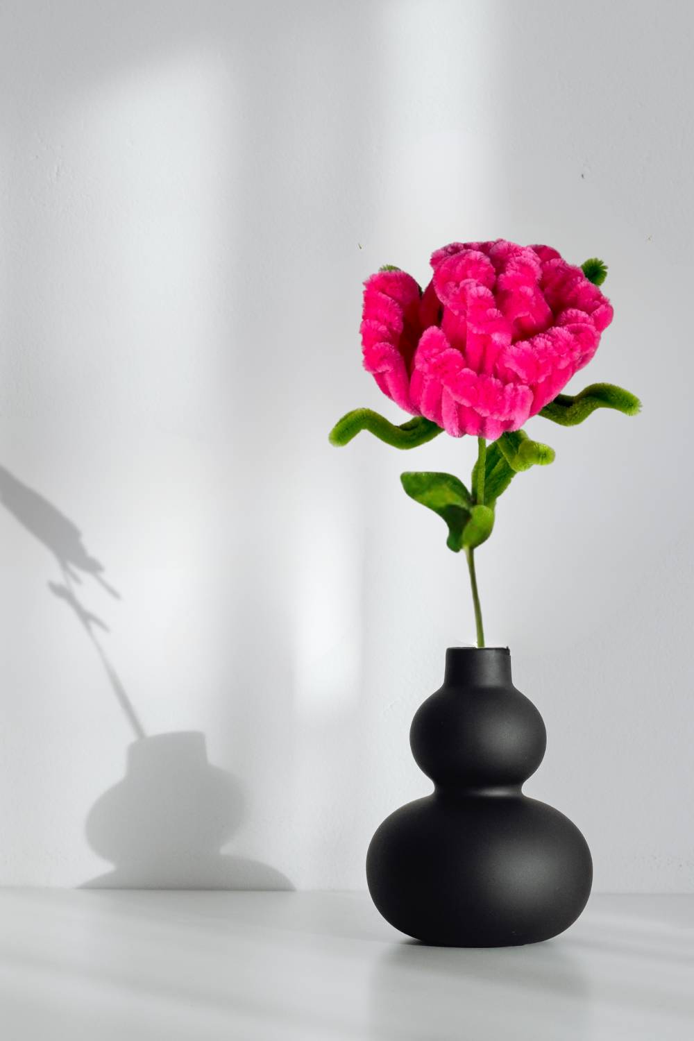 Rosa fucsia in scovolini fatta a mano da Made By Hand, 34 cm, esposta in vaso decorativo – fiore artigianale realizzato in Italia, idea regalo floreale sostenibile. Made By Hand crea fiori fatti con scovolini a mano in Italia