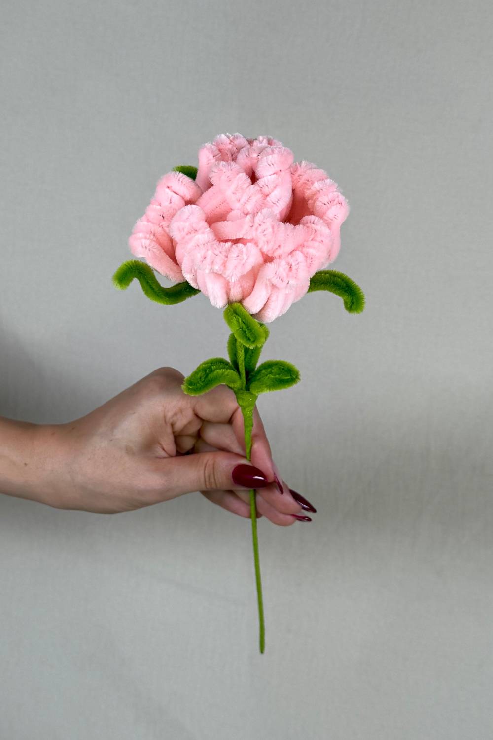 Rosa rosa in scovolini artigianale Made By Hand tenuta in mano per mostrare le dimensioni reali, fiore fatto a mano con cura e materiali di qualità.