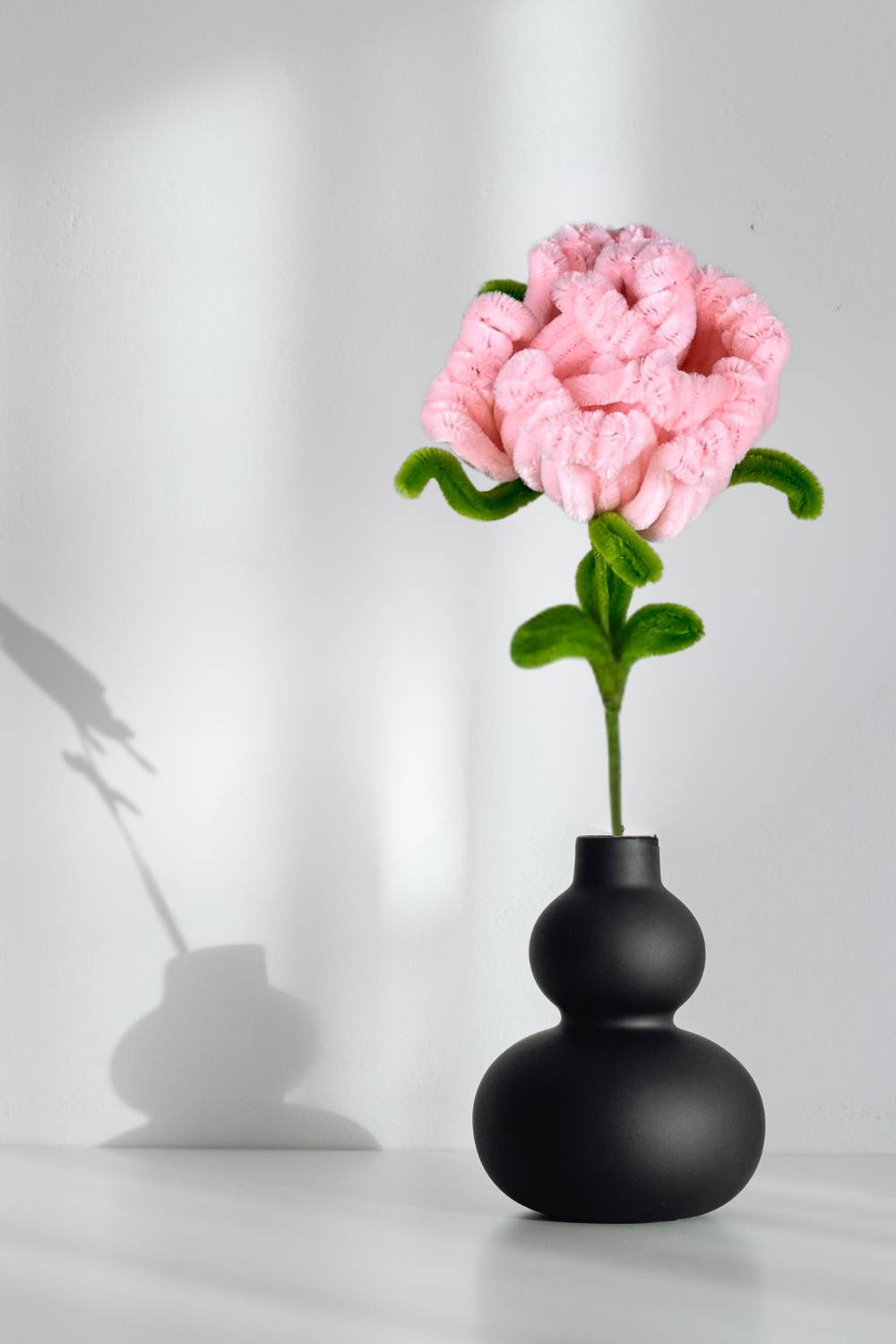 Rosa rosa in scovolini fatta a mano da Made By Hand, 34 cm, esposta in vaso decorativo – fiore artigianale realizzato in Italia, idea regalo floreale sostenibile.