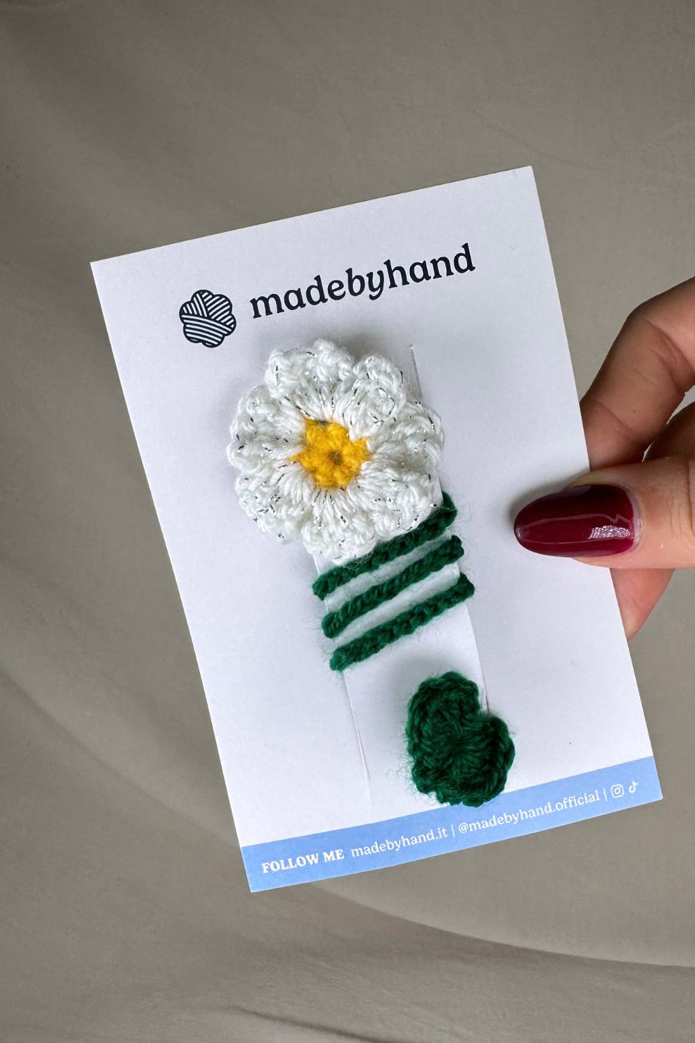 Segnalibro margherita all’uncinetto fatto a mano in Italia da Made By Hand, segnalibro artigianale floreale con fiore bianco e gambo verde, ideale come idea regalo per lettori.