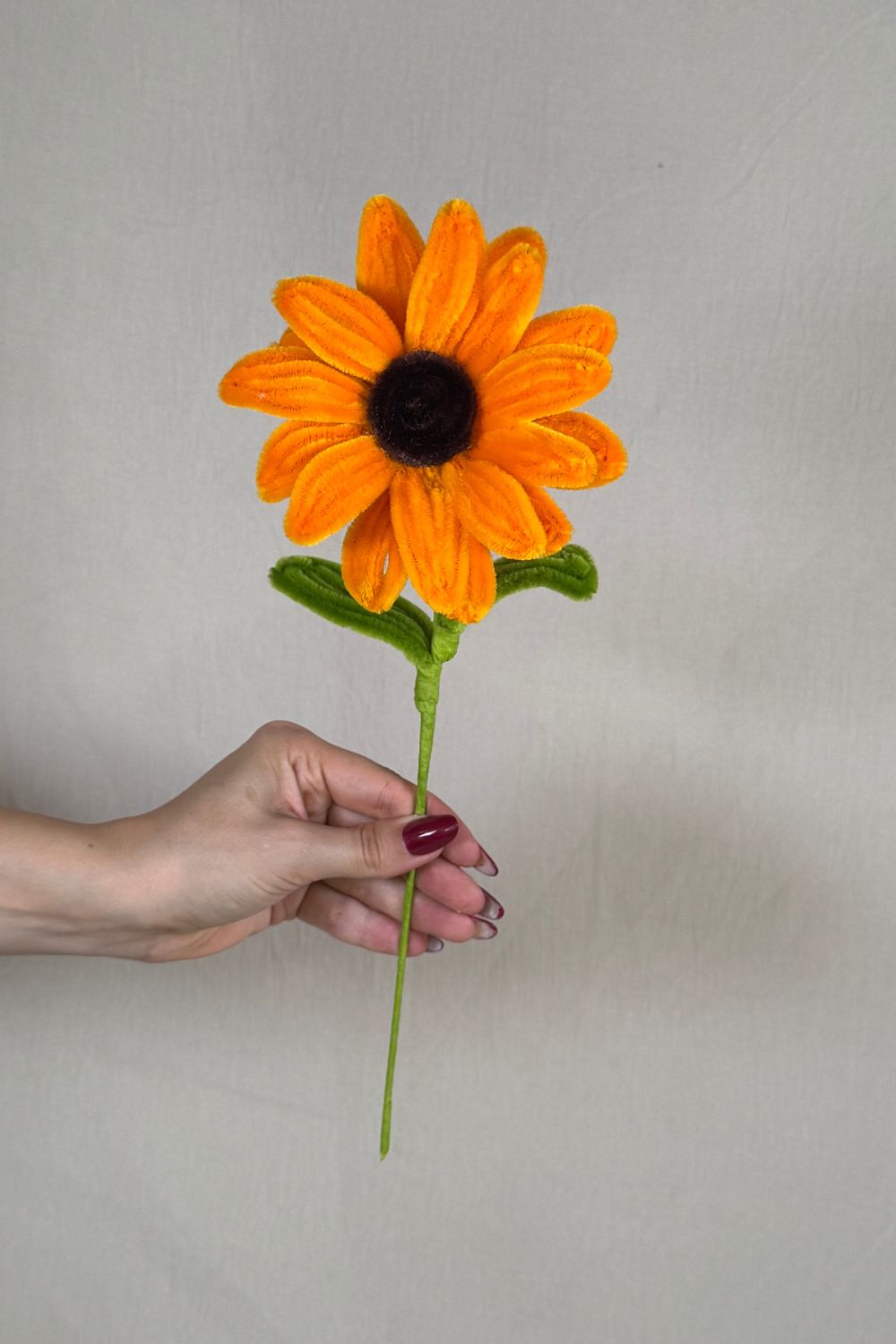 Girasole in scovolini artigianale Made By Hand tenuta in mano per mostrare le dimensioni reali, fiore fatto a mano con cura e materiali di qualità.