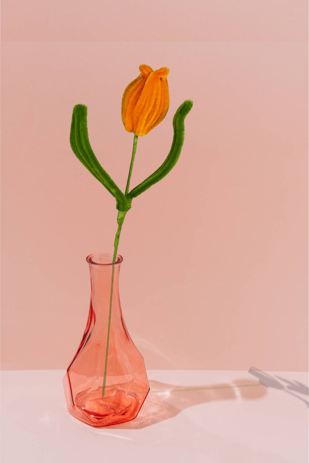 In un vaso, un tulipano arancione in scovolini, fatto a mano da Made By Hand in Italia, fiore artigianale decorativo 34 cm ideale per mazzi o regali floreali sostenibili