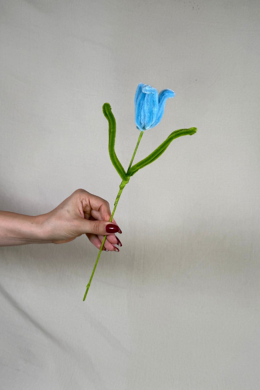 Un tulipano azzurro in scovolini, fatto a mano da Made By Hand in Italia, fiore artigianale decorativo 34 cm ideale per mazzi o regali floreali sostenibili