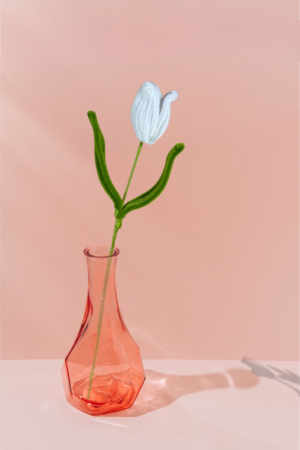In un vaso, un tulipano bianco in scovolini, fatto a mano da Made By Hand in Italia, fiore artigianale decorativo 34 cm ideale per mazzi o regali floreali sostenibili