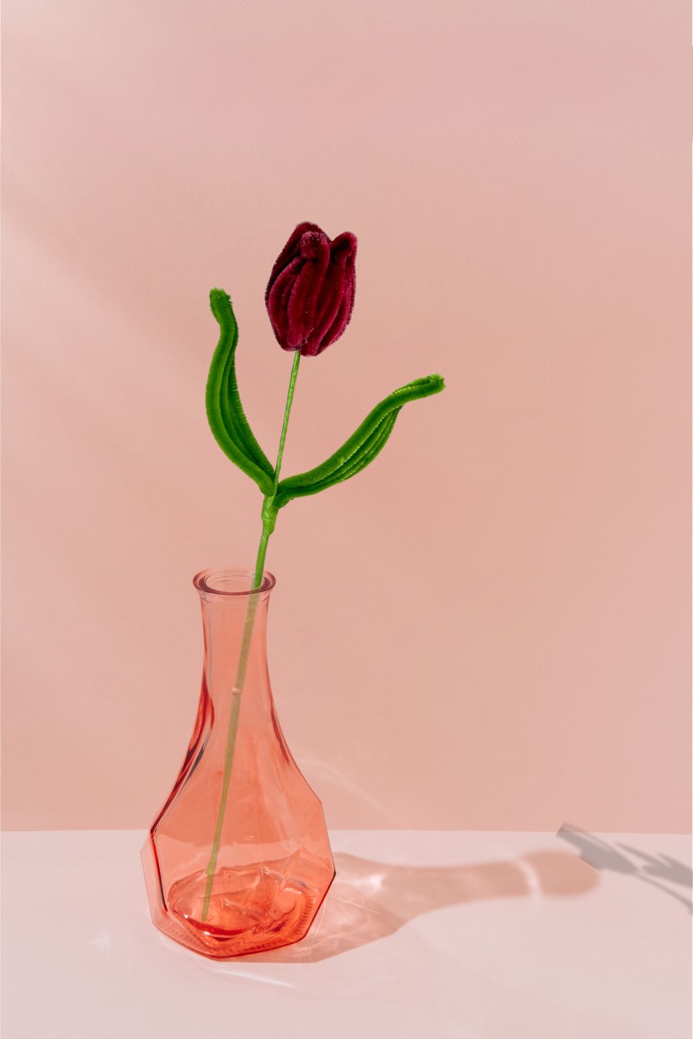 In un vaso, un tulipano bordeaux in scovolini, fatto a mano da Made By Hand in Italia, fiore artigianale decorativo 34 cm ideale per mazzi o regali floreali sostenibili