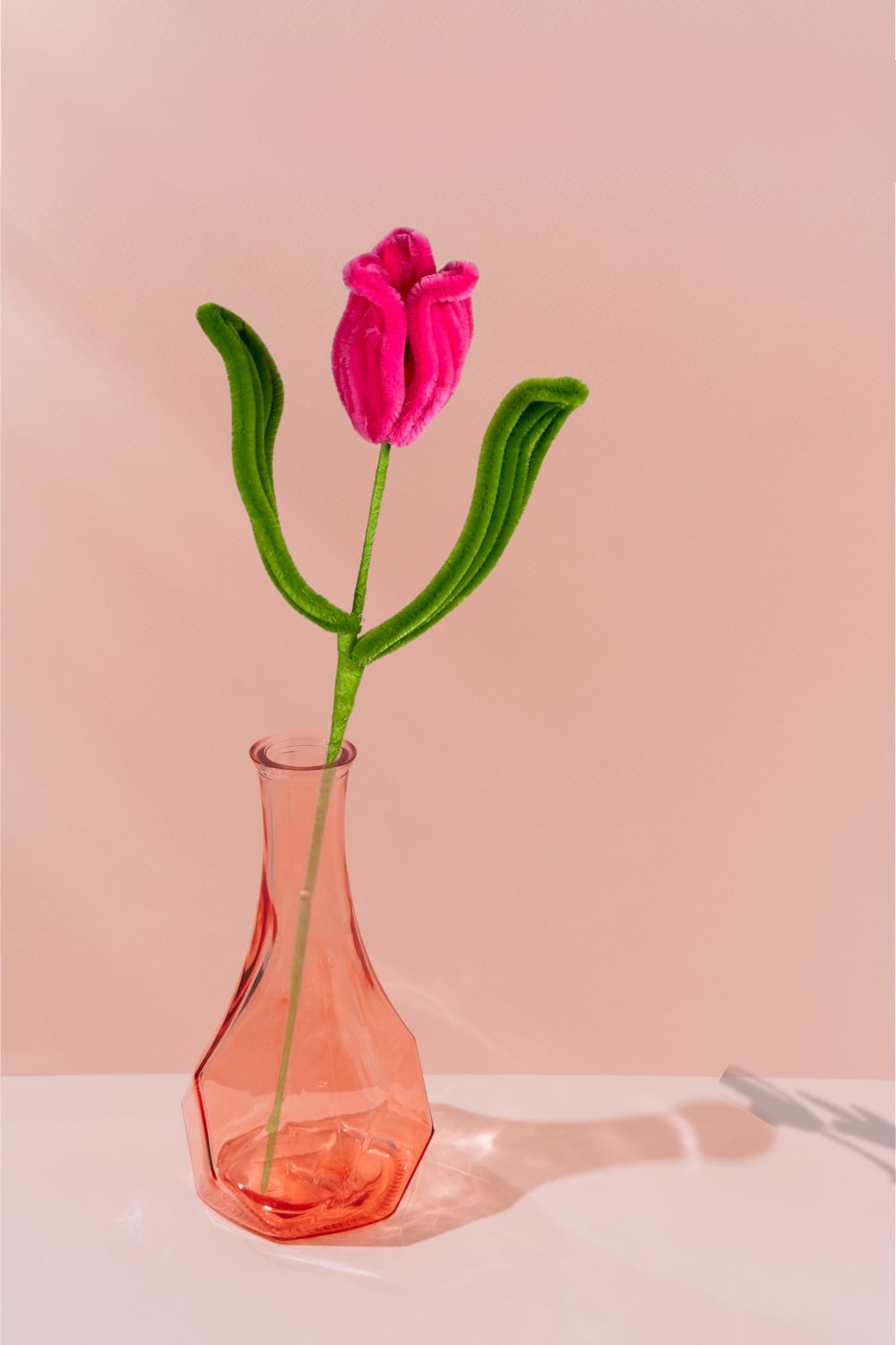 In un vaso, un tulipano fucsia in scovolini, fatto a mano da Made By Hand in Italia, fiore artigianale decorativo 34 cm ideale per mazzi o regali floreali sostenibili