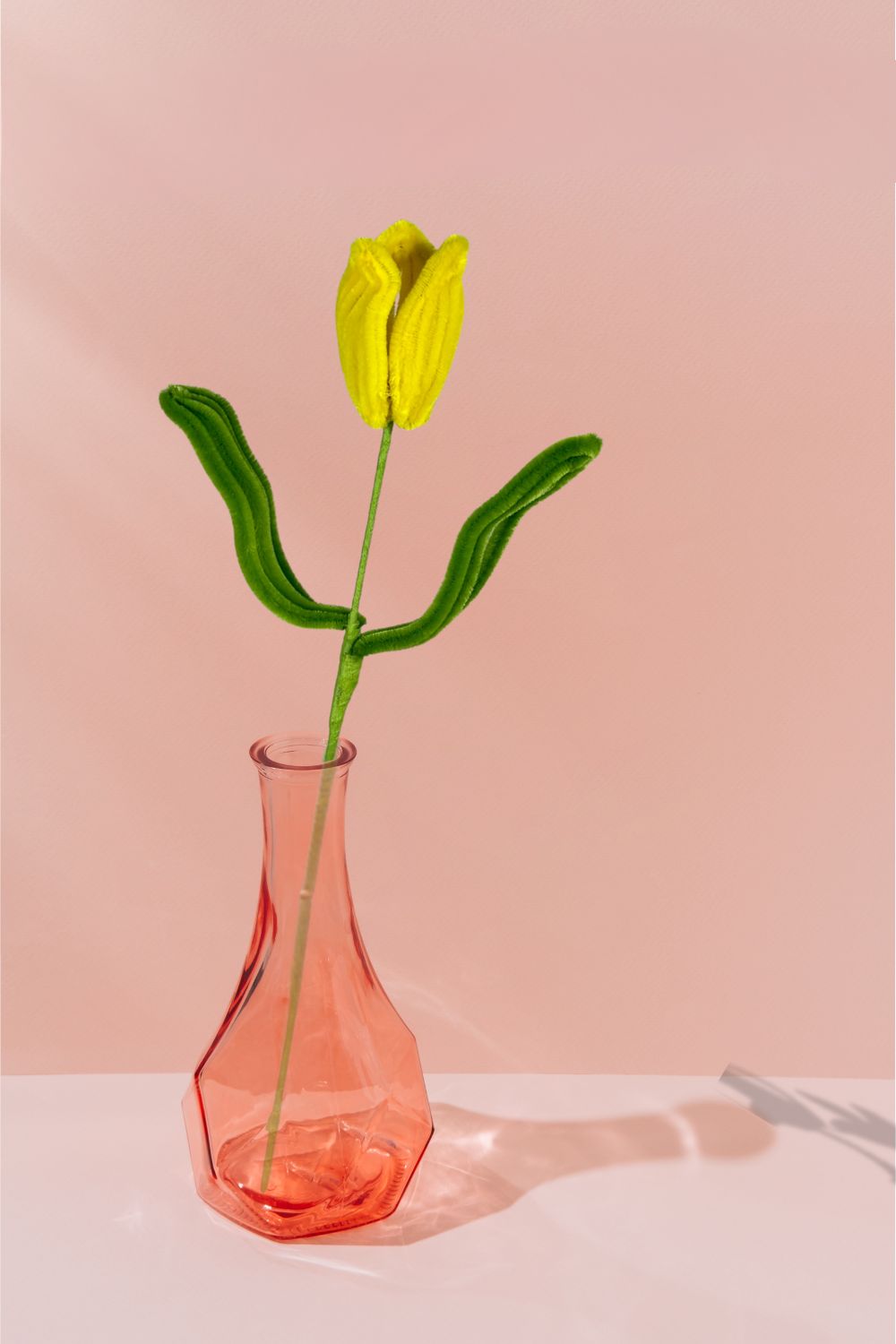 In un vaso, un tulipano giallo in scovolini, fatto a mano da Made By Hand in Italia, fiore artigianale decorativo 34 cm ideale per mazzi o regali floreali sostenibili