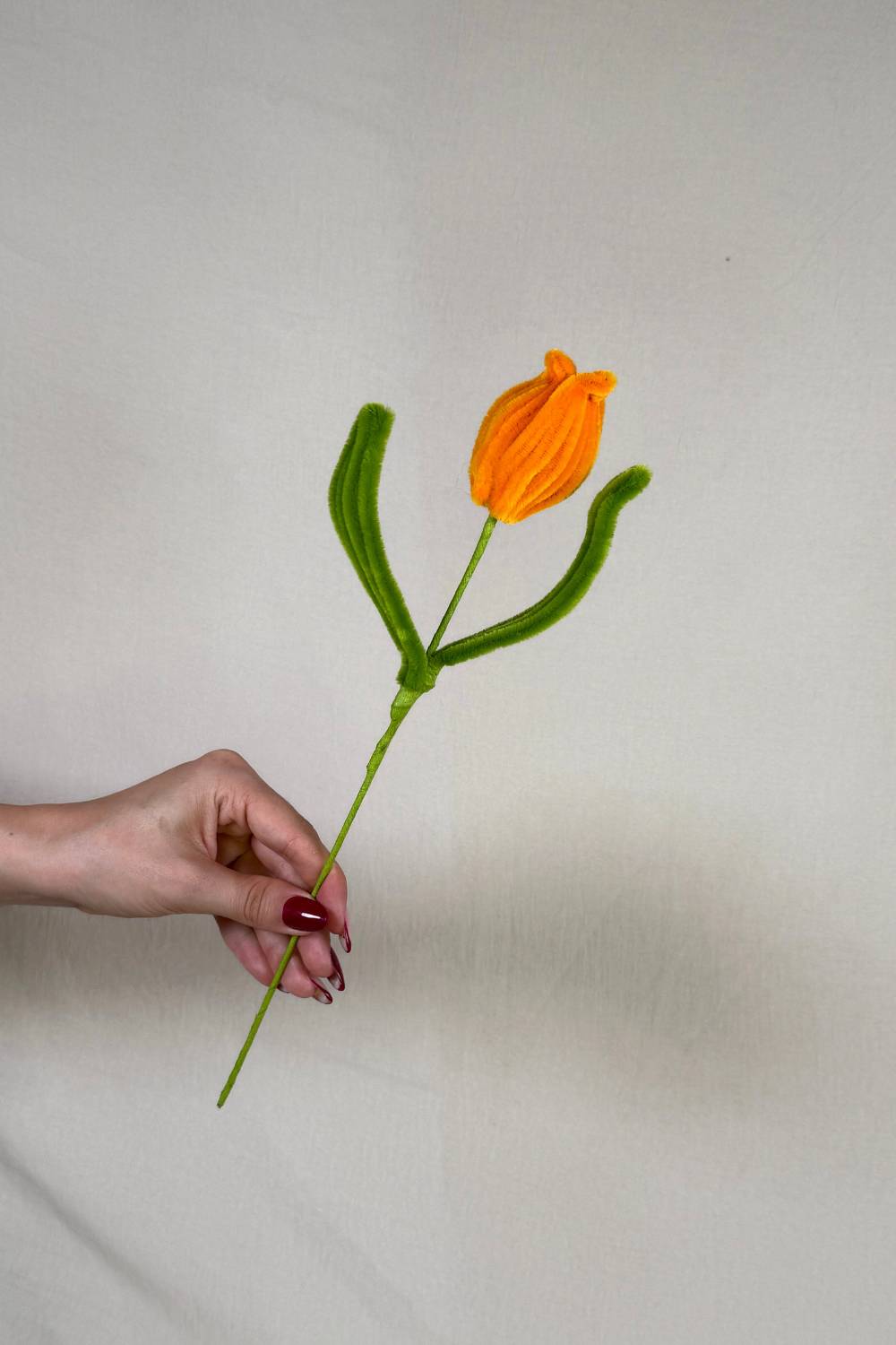 Un tulipano arancione in scovolini, fatto a mano da Made By Hand in Italia, fiore artigianale decorativo 34 cm ideale per mazzi o regali floreali sostenibili