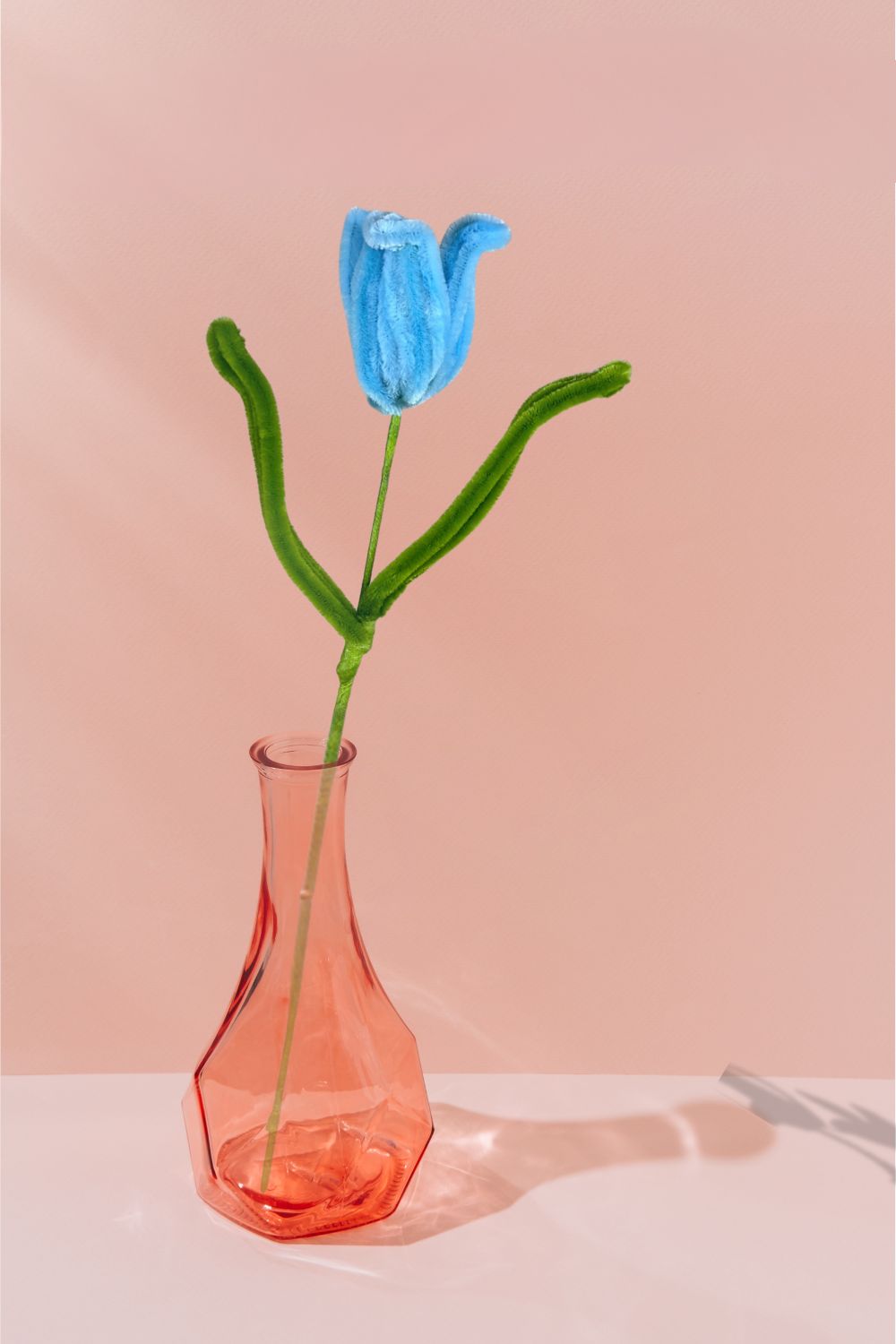 In un vaso, un tulipano azzurro in scovolini, fatto a mano da Made By Hand in Italia, fiore artigianale decorativo 34 cm ideale per mazzi o regali floreali sostenibili
