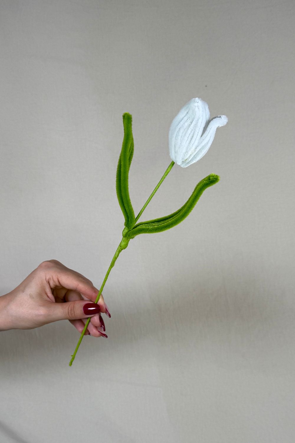 Un tulipano bianco in scovolini, fatto a mano da Made By Hand in Italia, fiore artigianale decorativo 34 cm ideale per mazzi o regali floreali sostenibili