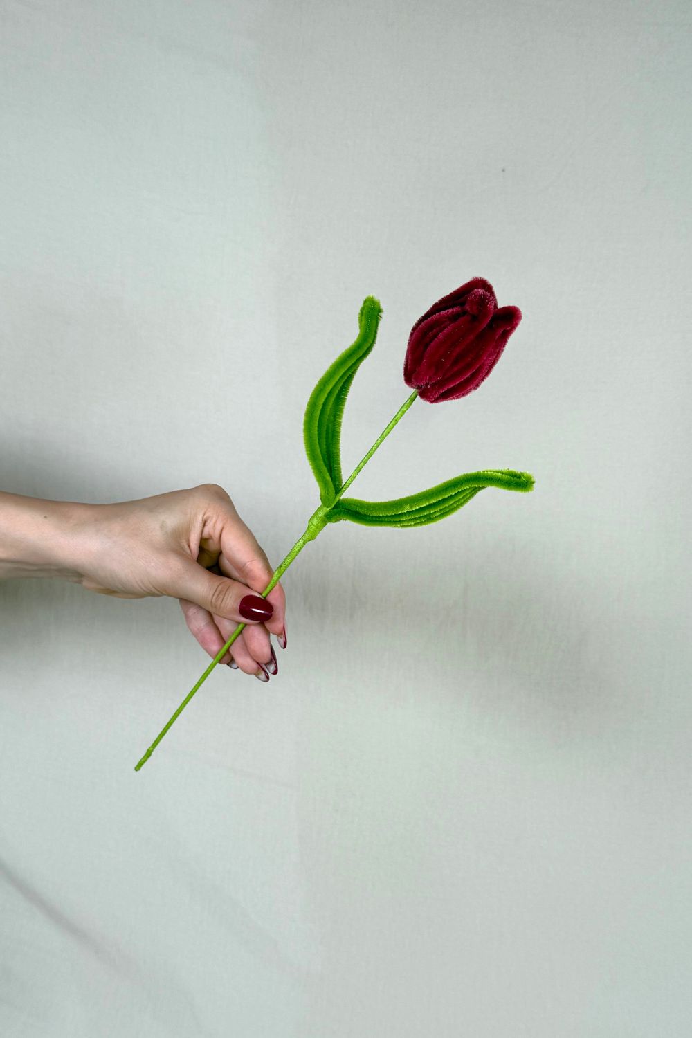 Un tulipano bordeaux in scovolini, fatto a mano da Made By Hand in Italia, fiore artigianale decorativo 34 cm ideale per mazzi o regali floreali sostenibili