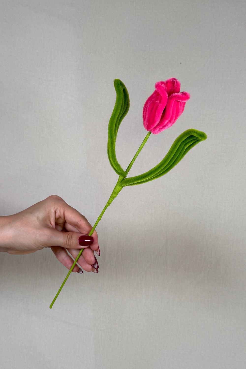 Un tulipano fucsia in scovolini, fatto a mano da Made By Hand in Italia, fiore artigianale decorativo 34 cm ideale per mazzi o regali floreali sostenibili