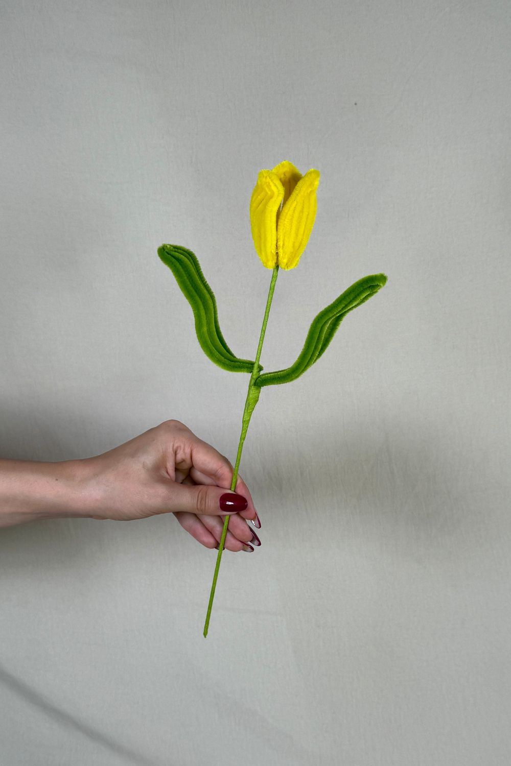 Un tulipano giallo in scovolini, fatto a mano da Made By Hand in Italia, fiore artigianale decorativo 34 cm ideale per mazzi o regali floreali sostenibili