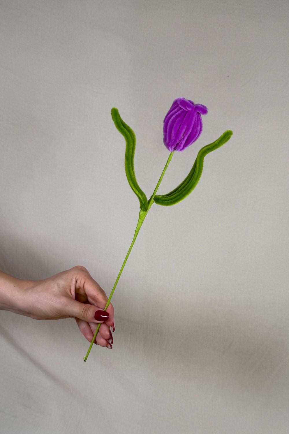 Un tulipano magenta in scovolini, fatto a mano da Made By Hand in Italia, fiore artigianale decorativo 34 cm ideale per mazzi o regali floreali sostenibili