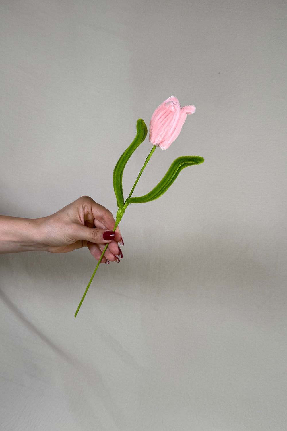 Un tulipano rosa in scovolini, fatto a mano da Made By Hand in Italia, fiore artigianale decorativo 34 cm ideale per mazzi o regali floreali sostenibili