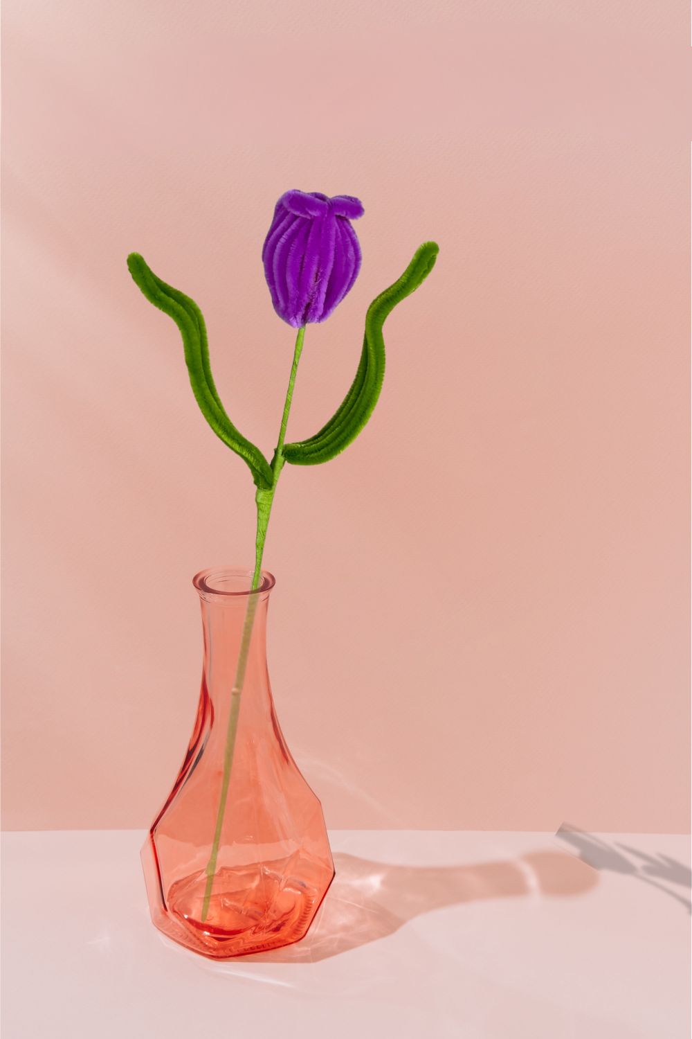 In un vaso, un tulipano magenta in scovolini, fatto a mano da Made By Hand in Italia, fiore artigianale decorativo 34 cm ideale per mazzi o regali floreali sostenibili