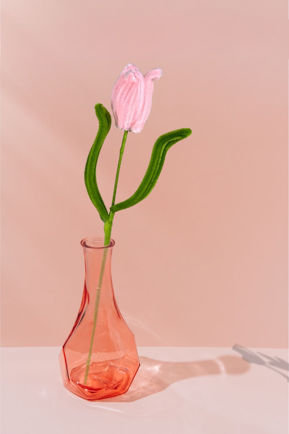 In un vaso, un tulipano rosa in scovolini, fatto a mano da Made By Hand in Italia, fiore artigianale decorativo 34 cm ideale per mazzi o regali floreali sostenibili