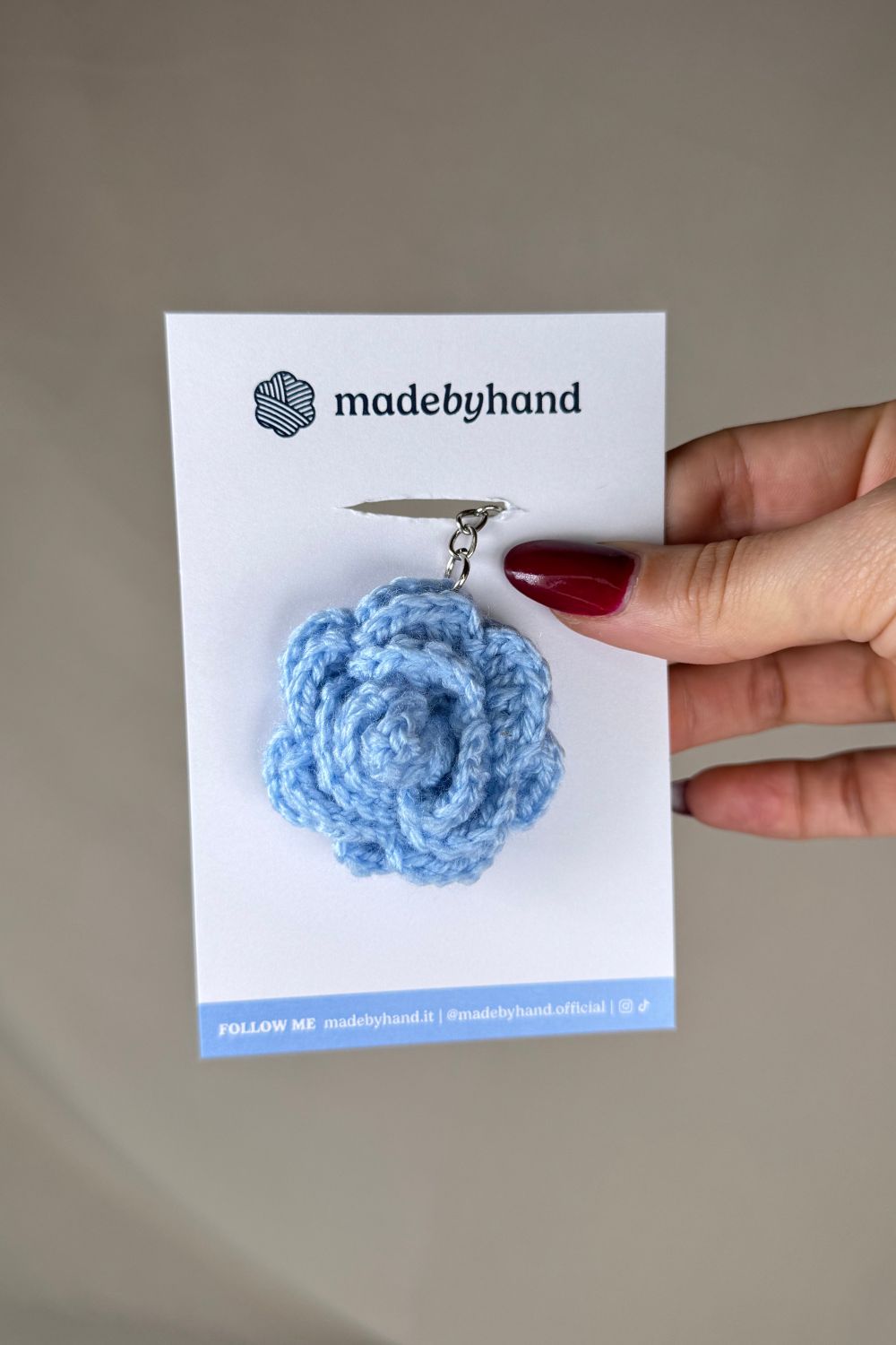 Portachiavi con rosa azzurra all’uncinetto Made By Hand confezionato a mano in Italia, idea regalo artigianale romantica e sostenibile, perfetta per ogni occasione speciale