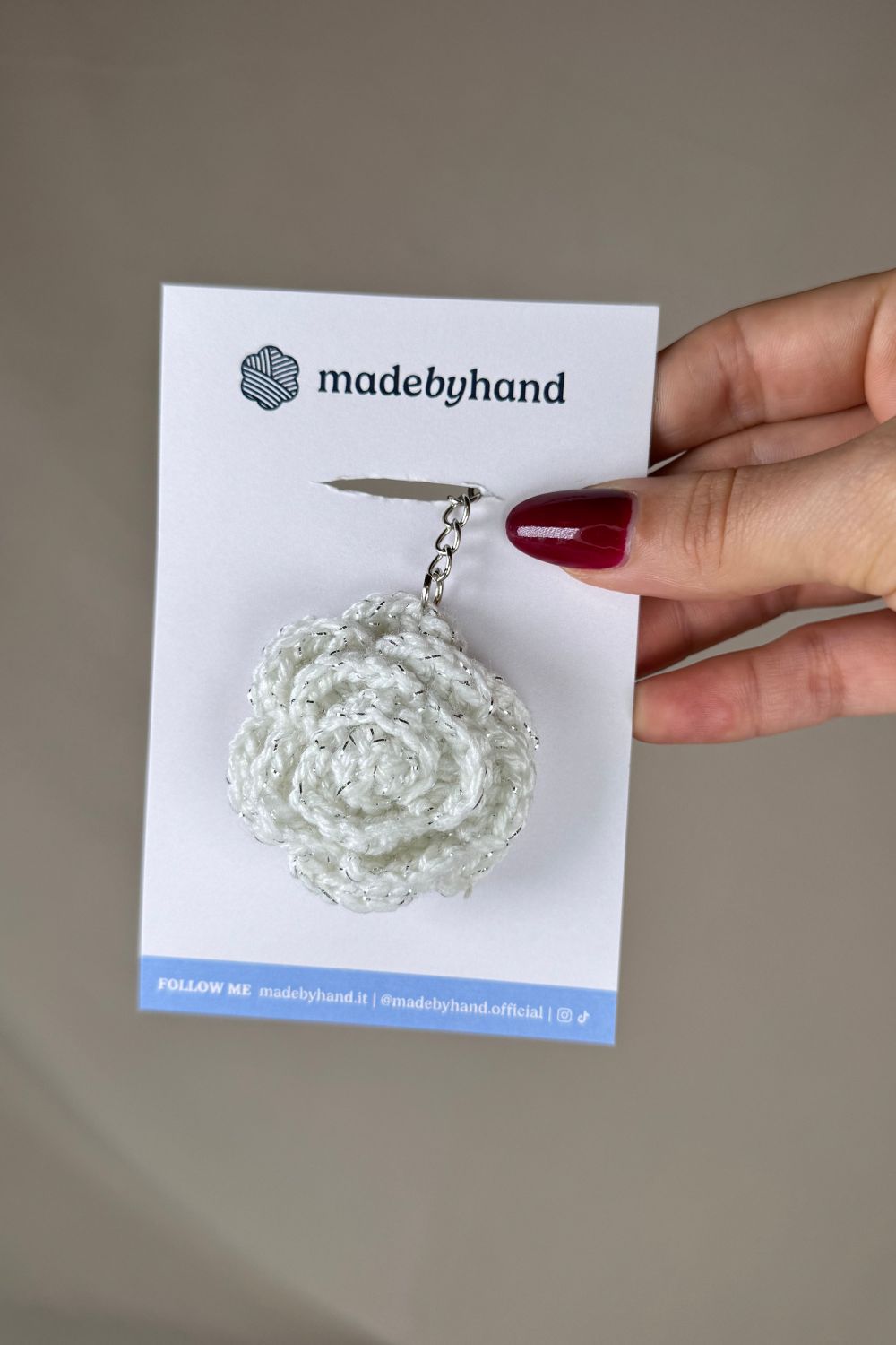 Portachiavi con rosa bianca all’uncinetto Made By Hand confezionato a mano in Italia, idea regalo artigianale romantica e sostenibile, perfetta per ogni occasione speciale