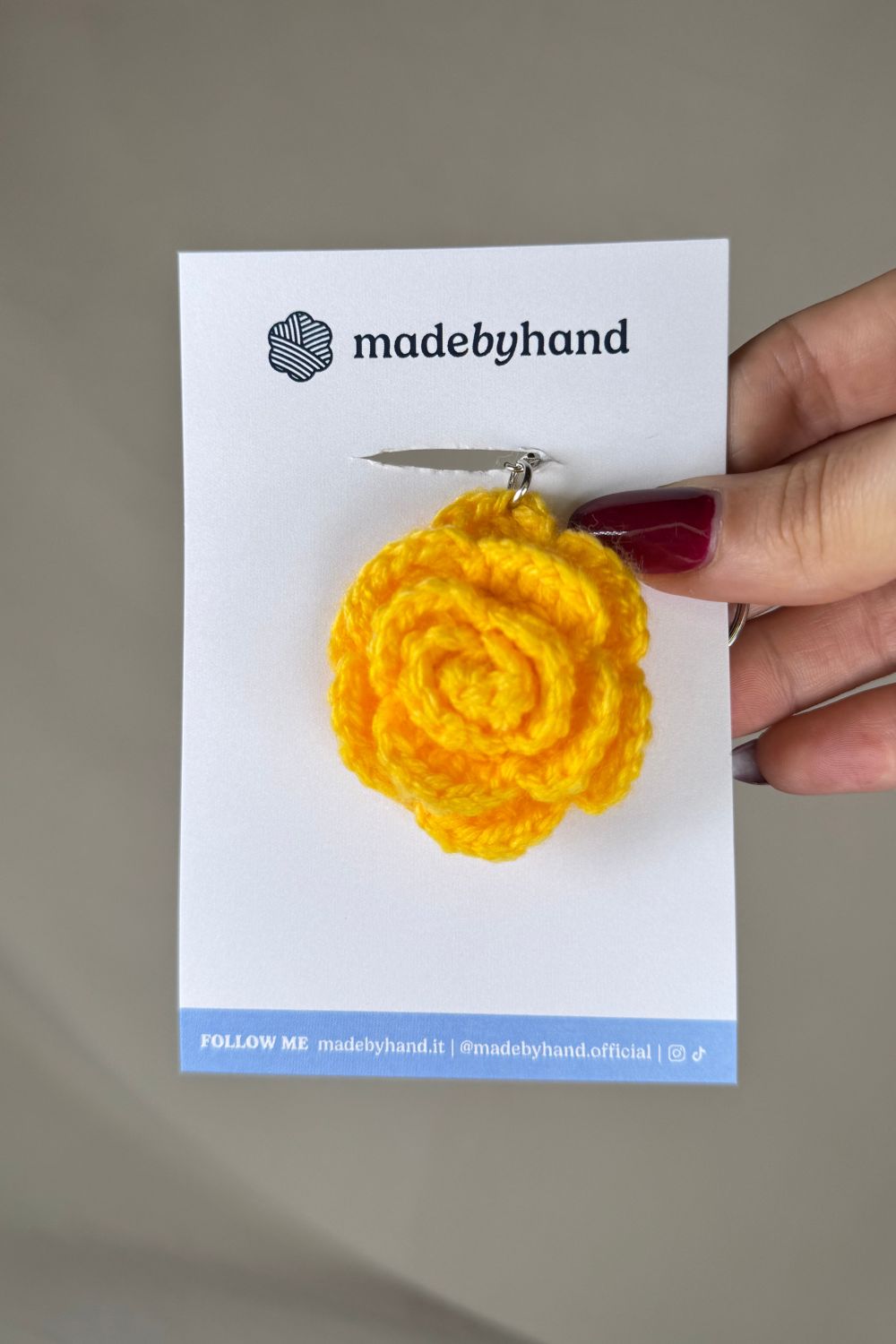 Portachiavi con rosa gialla all’uncinetto Made By Hand confezionato a mano in Italia, idea regalo artigianale romantica e sostenibile, perfetta per ogni occasione speciale