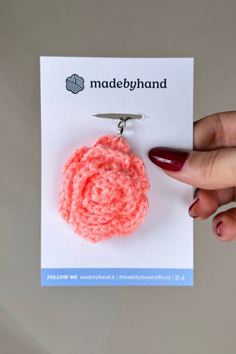 Portachiavi con rosa-salmone all’uncinetto Made By Hand confezionato a mano in Italia, idea regalo artigianale romantica e sostenibile, perfetta per ogni occasione speciale