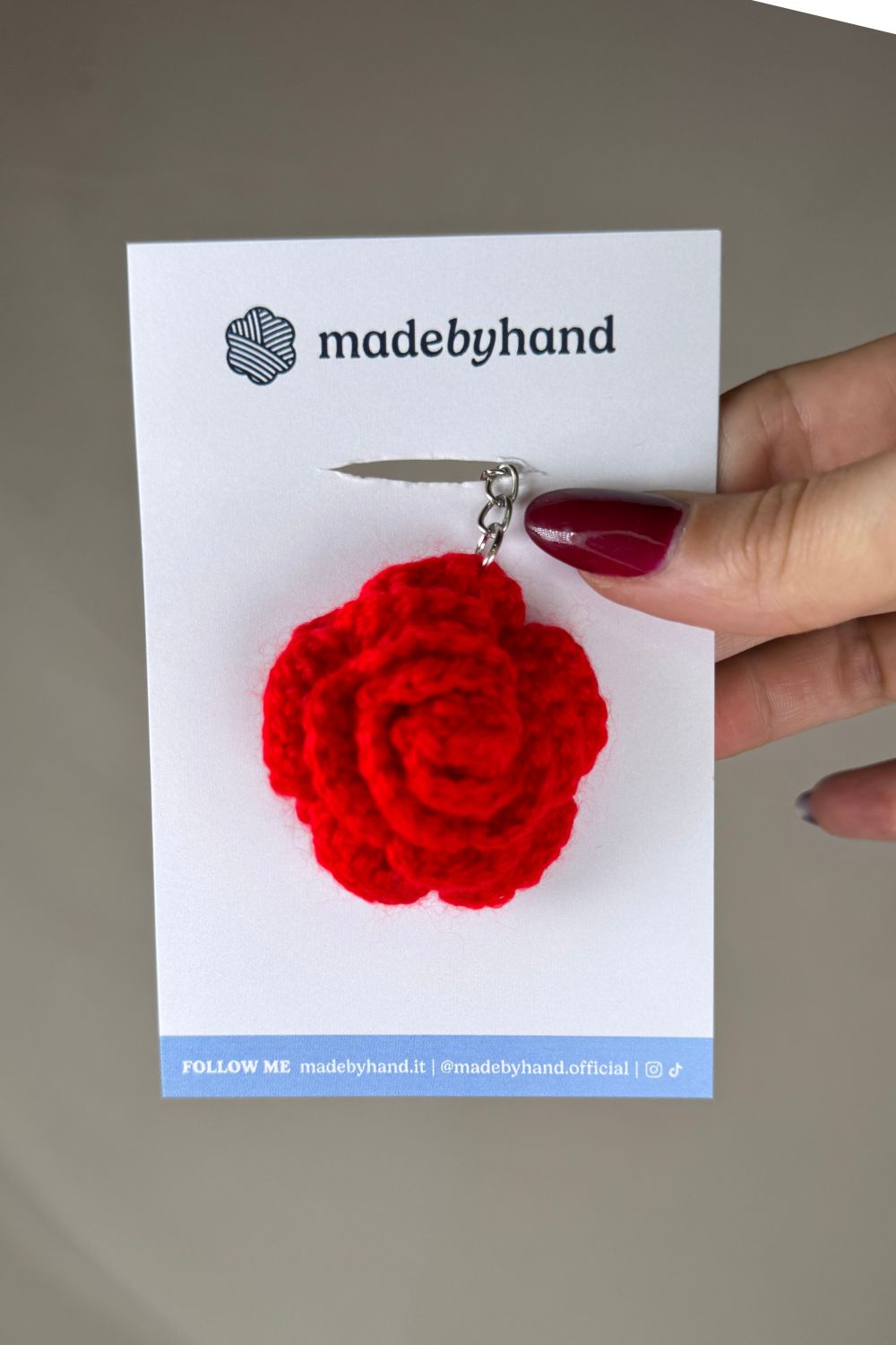 Portachiavi con rosa rossa all’uncinetto Made By Hand confezionato a mano in Italia, idea regalo artigianale romantica e sostenibile, perfetta per ogni occasione speciale.