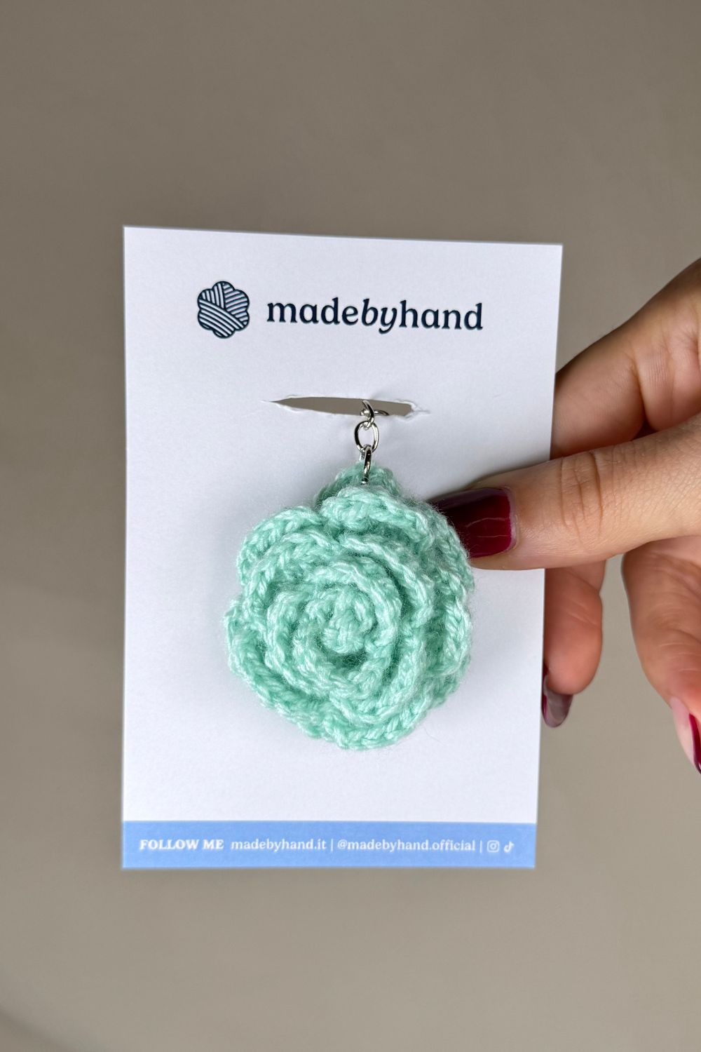 Portachiavi con rosa verde-tiffany all’uncinetto Made By Hand confezionato a mano in Italia, idea regalo artigianale romantica e sostenibile, perfetta per ogni occasione speciale