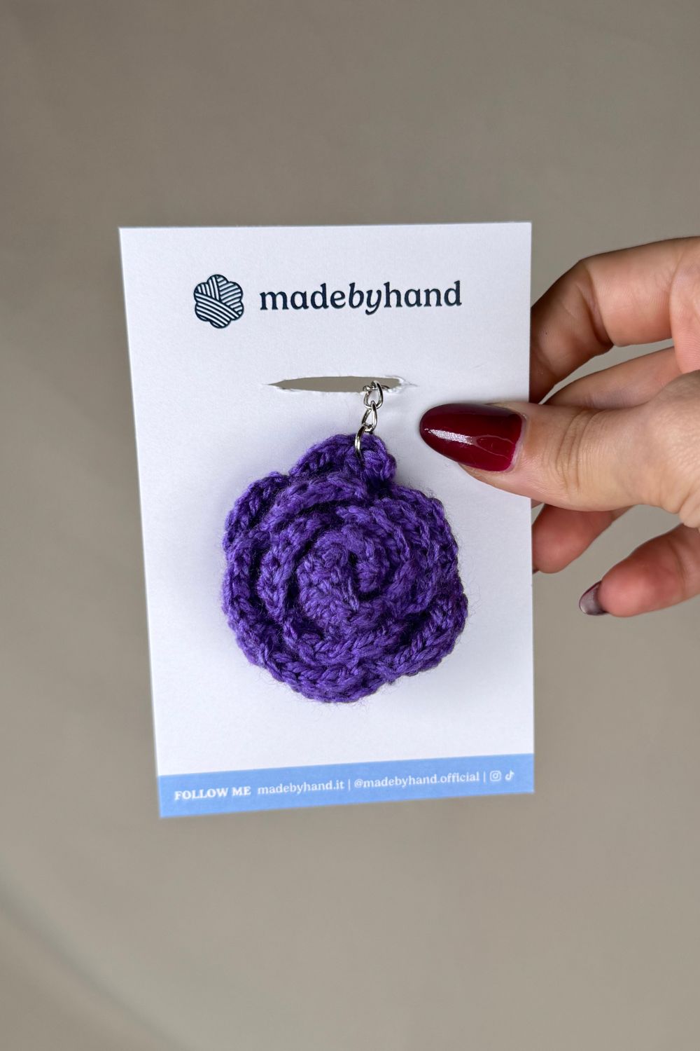 Portachiavi con rosa viola all’uncinetto Made By Hand confezionato a mano in Italia, idea regalo artigianale romantica e sostenibile, perfetta per ogni occasione speciale