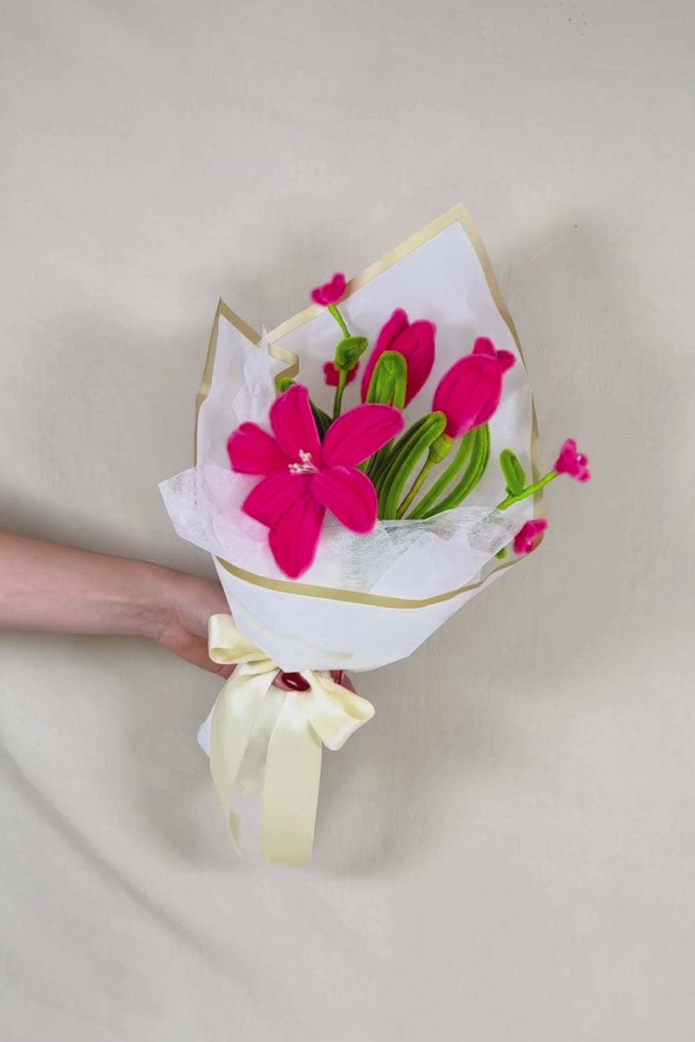 Video di un Mazzo di fiori Piccolo - Small Bouquet fatto a mano in Scovolini 34 cm di MadeByHand, insieme di fiori di colore Magenta che viene fatto vedere ruotandolo