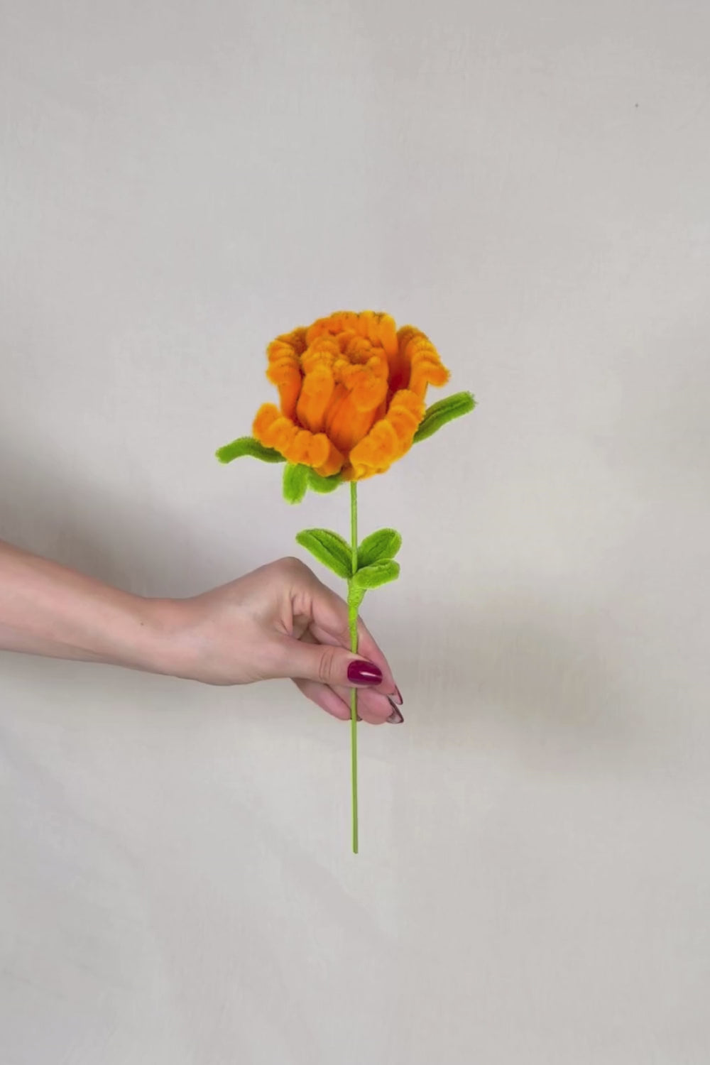 Video 360° della rosa arancione in scovolini fatta a mano di Made By Hand, fiore artigianale realistico da 34 cm che mostra i dettagli del lavoro manuale.