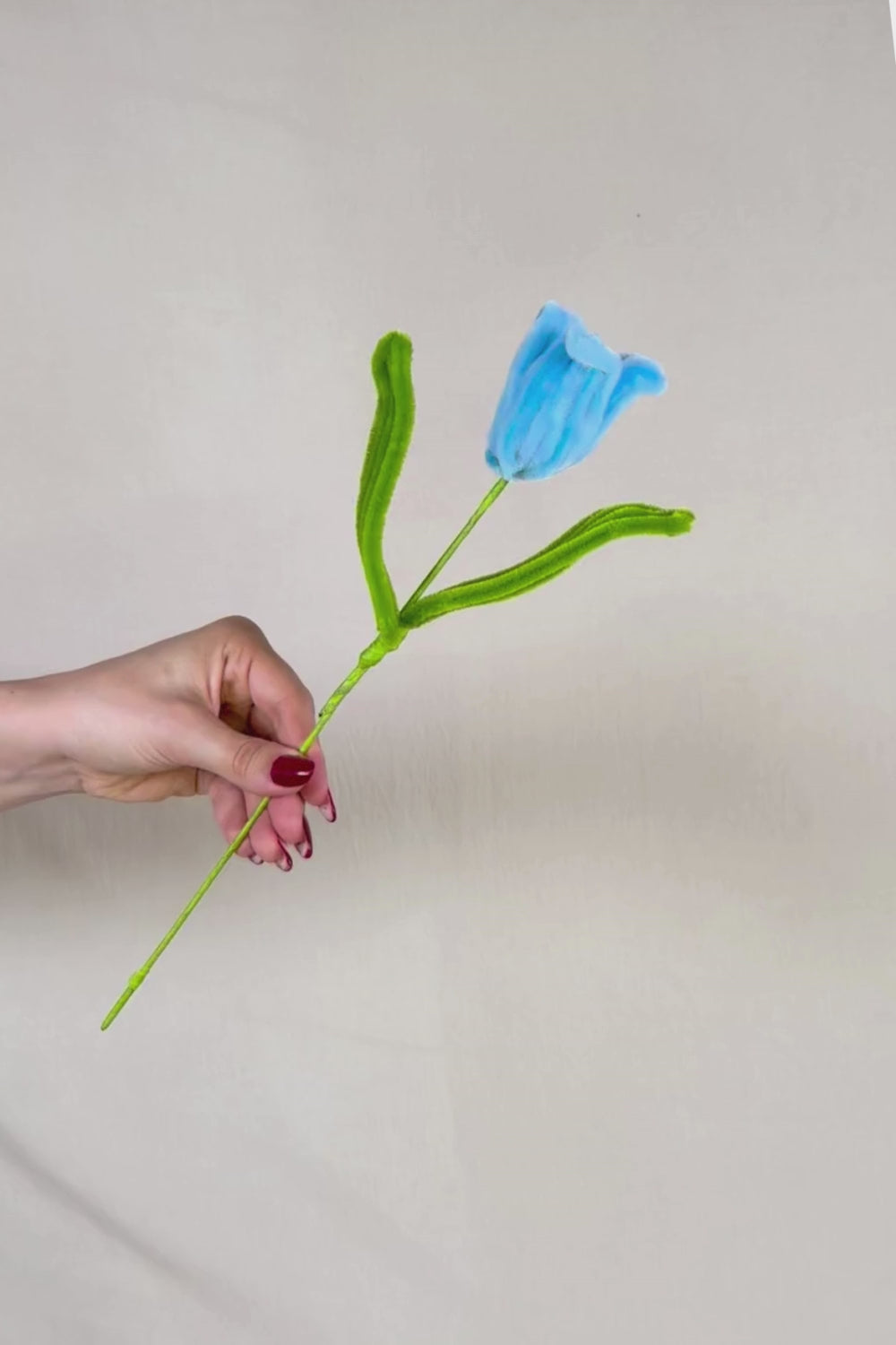 Video che fa vedere a 360 gradi un un tulipano azzurro in scovolini, fatto a mano da Made By Hand in Italia, fiore artigianale decorativo 34 cm ideale per mazzi o regali floreali sostenibili