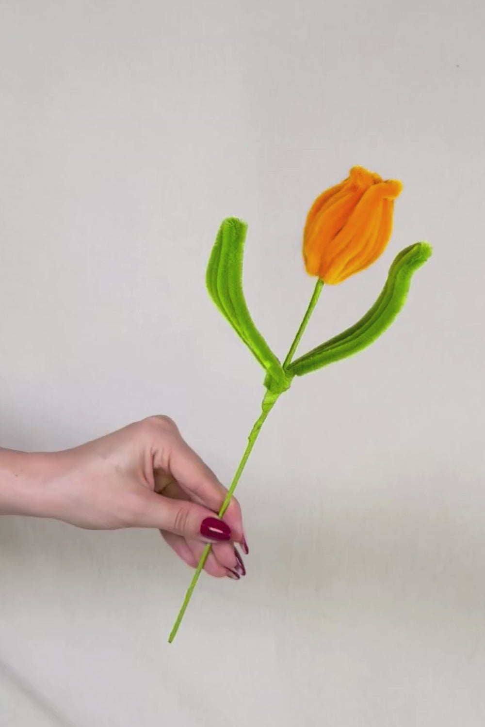 Video che fa vedere a 360 gradi un un tulipano arancione in scovolini, fatto a mano da Made By Hand in Italia, fiore artigianale decorativo 34 cm ideale per mazzi o regali floreali sostenibili