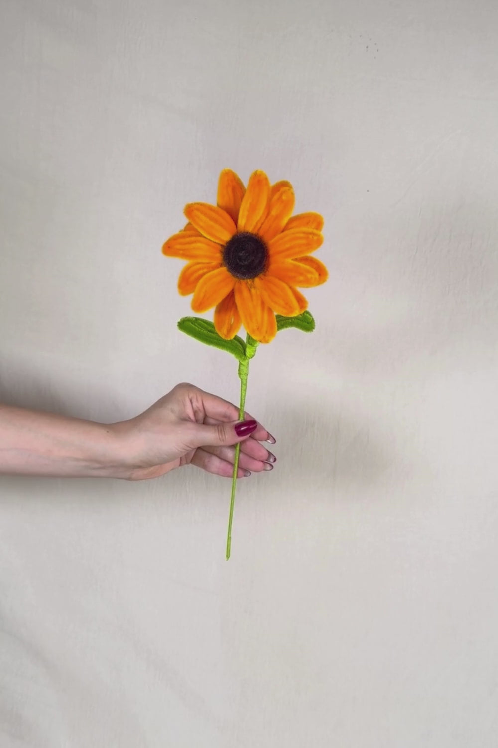 Video 360° della girasole in scovolini fatta a mano di Made By Hand, fiore artigianale realistico da 34 cm che mostra i dettagli del lavoro manuale.