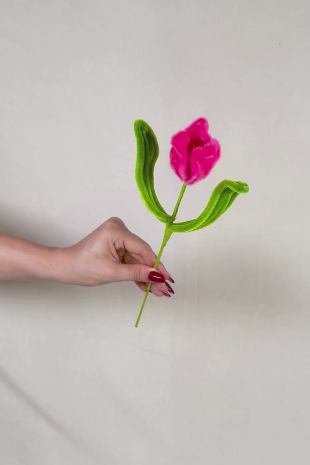 Video che fa vedere a 360 gradi un un tulipano fucsia in scovolini, fatto a mano da Made By Hand in Italia, fiore artigianale decorativo 34 cm ideale per mazzi o regali floreali sostenibili