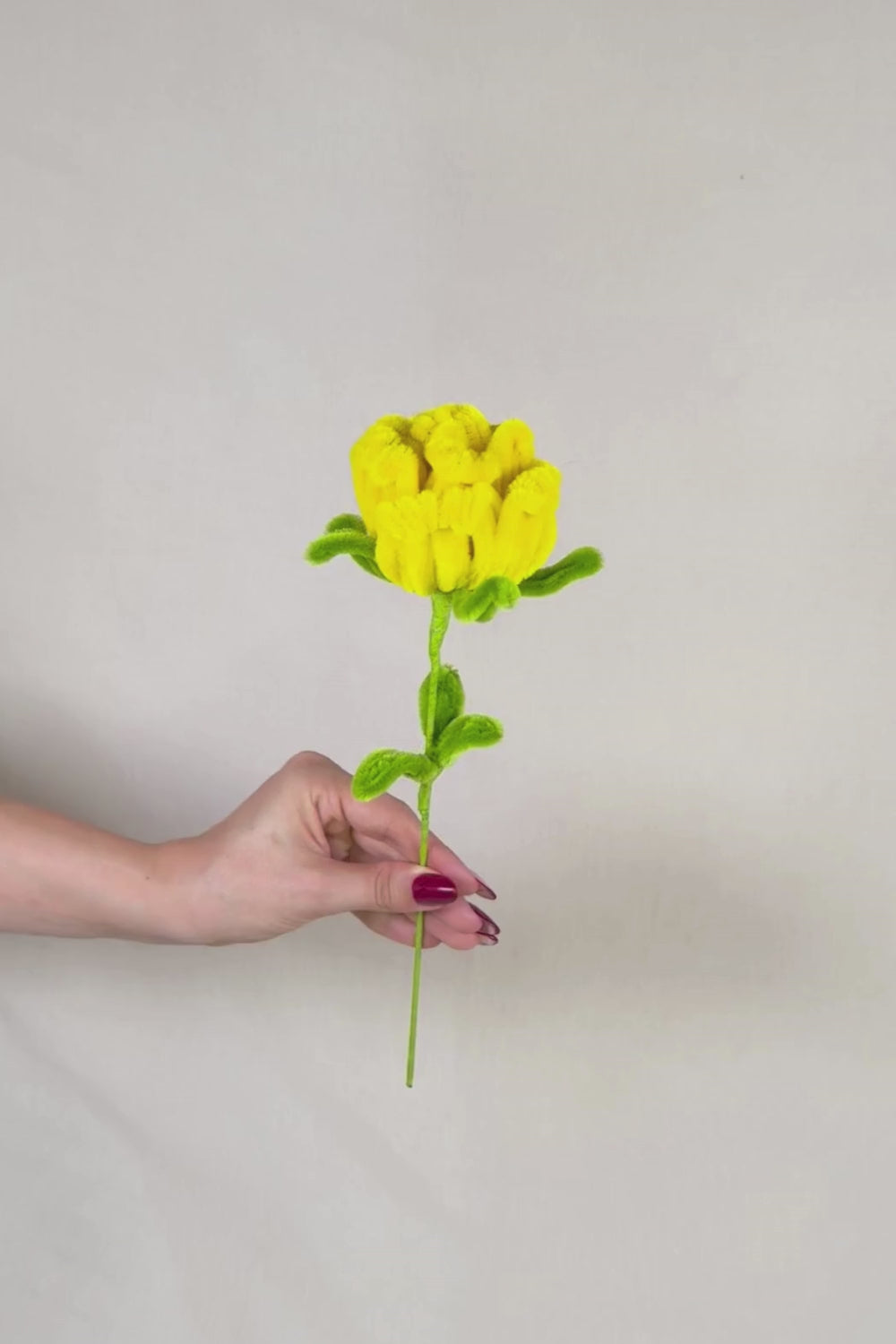 Video 360° della rosa gialla in scovolini fatta a mano di Made By Hand, fiore artigianale realistico da 34 cm che mostra i dettagli del lavoro manuale.