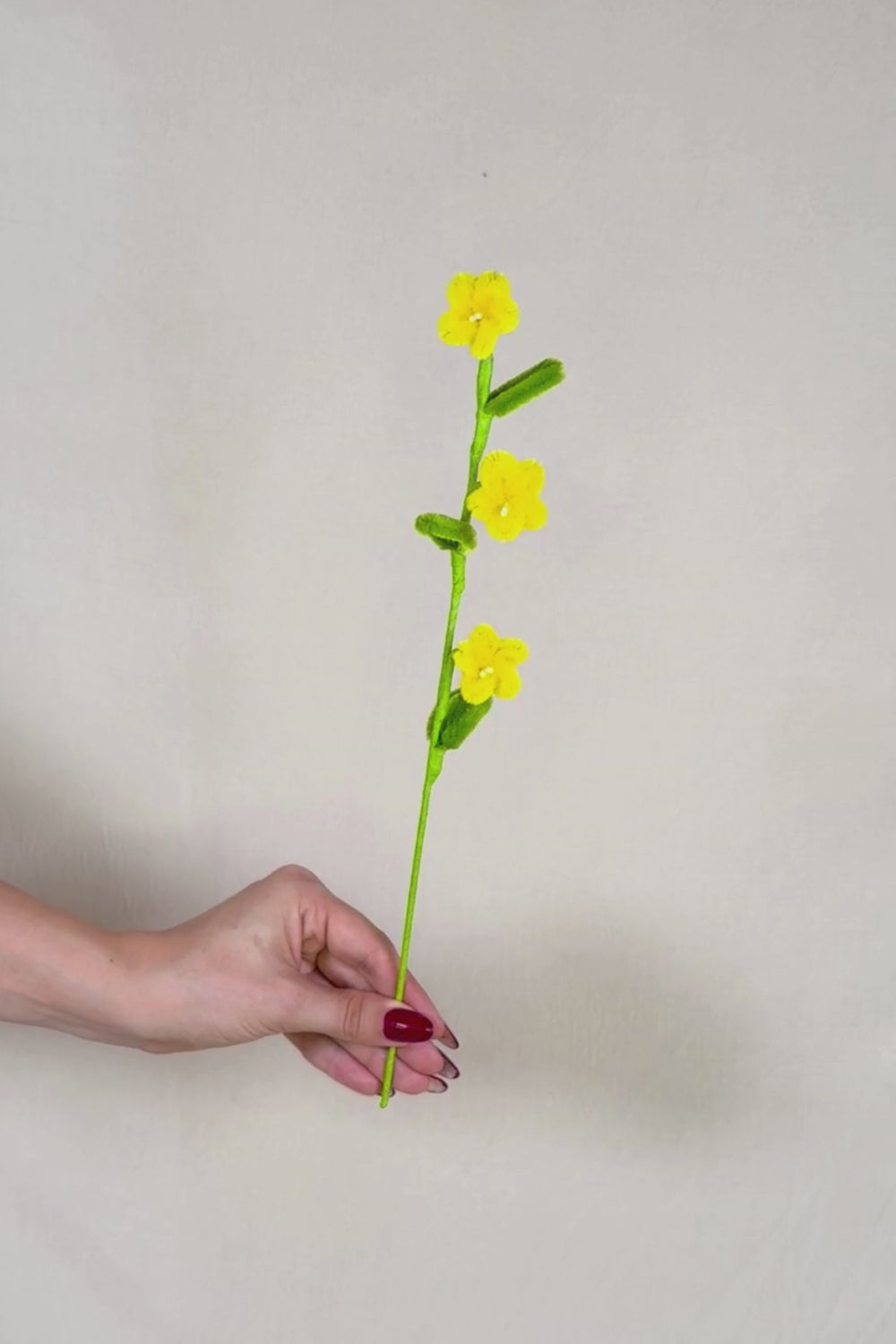 Video che fa vedere a 360 gradi un rametto con 3 mini margherite gialle in scovolini, fatto a mano da Made By Hand in Italia, fiore artigianale decorativo 34 cm ideale per mazzi o regali floreali sostenibili