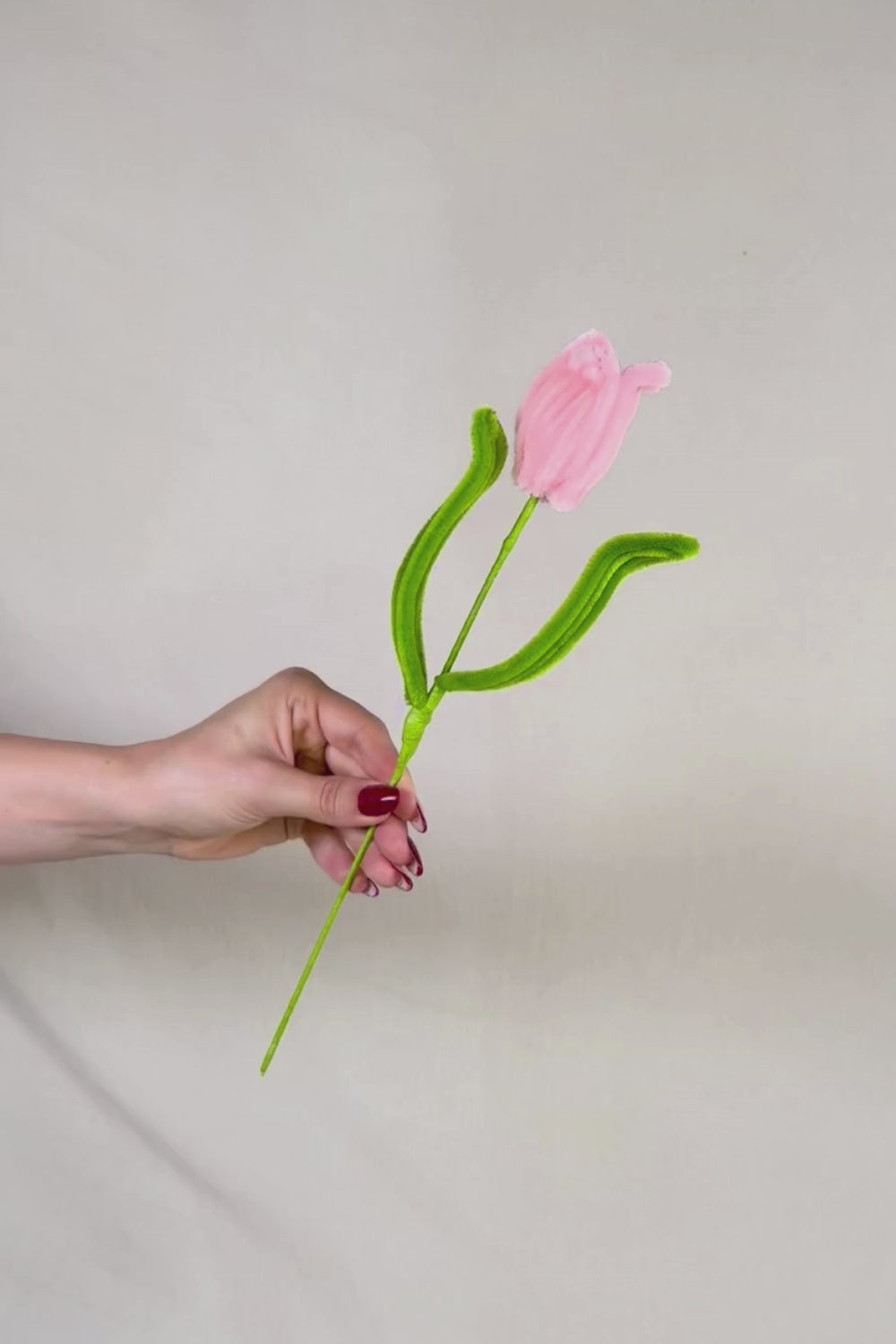 Video che fa vedere a 360 gradi un un tulipano rosa in scovolini, fatto a mano da Made By Hand in Italia, fiore artigianale decorativo 34 cm ideale per mazzi o regali floreali sostenibili
