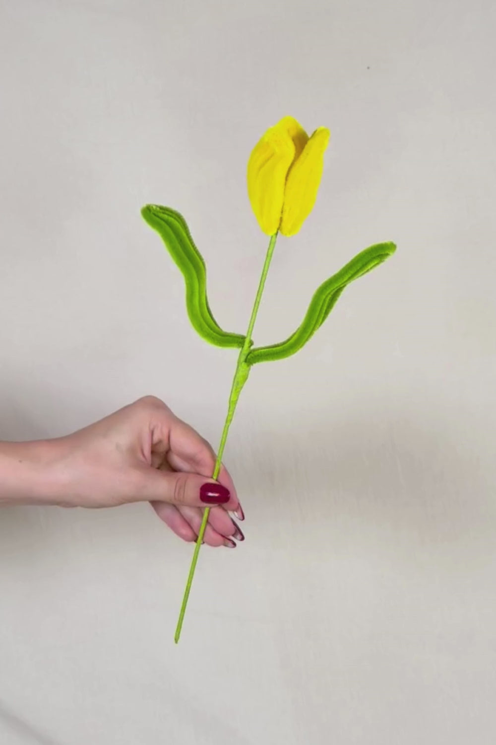 Video che fa vedere a 360 gradi un un tulipano giallo in scovolini, fatto a mano da Made By Hand in Italia, fiore artigianale decorativo 34 cm ideale per mazzi o regali floreali sostenibili