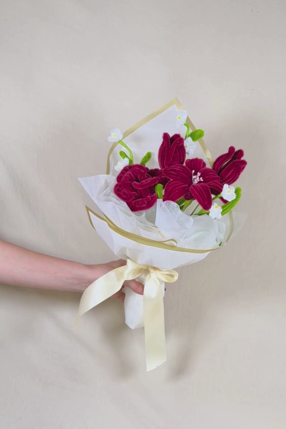 Video di un Mazzo di fiori Medio - Medium Bouquet fatto a mano in Scovolini 34 cm di MadeByHand - insieme di fiori di colore bordeaux che viene fatto vedere ruotandolo