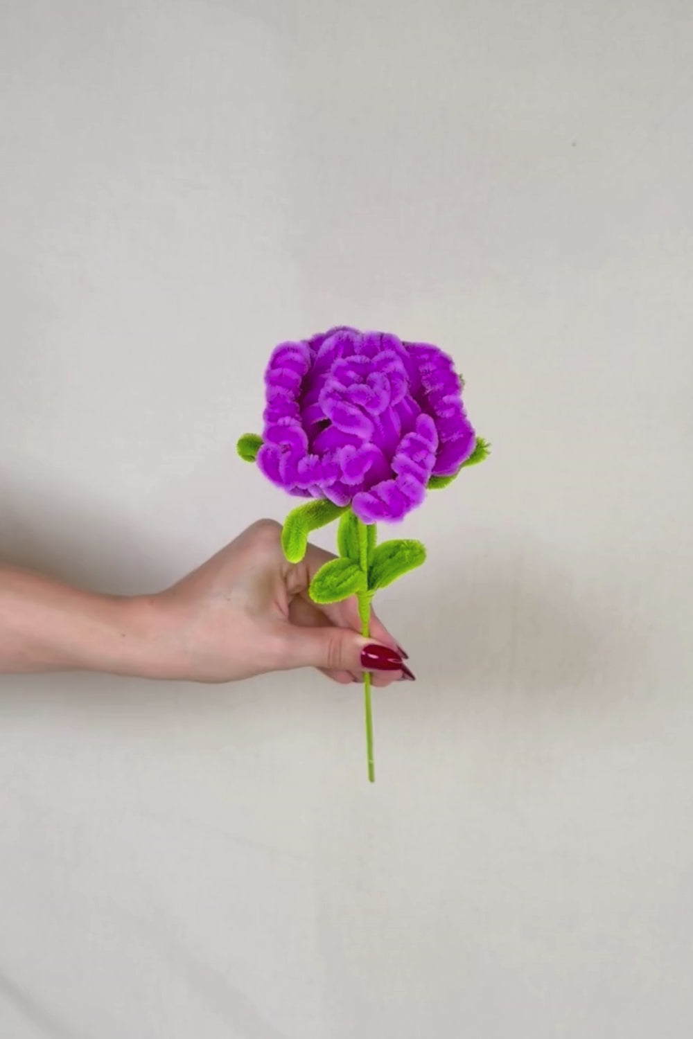 Video 360° della rosa lilla in scovolini fatta a mano di Made By Hand, fiore artigianale realistico da 34 cm che mostra i dettagli del lavoro manuale.