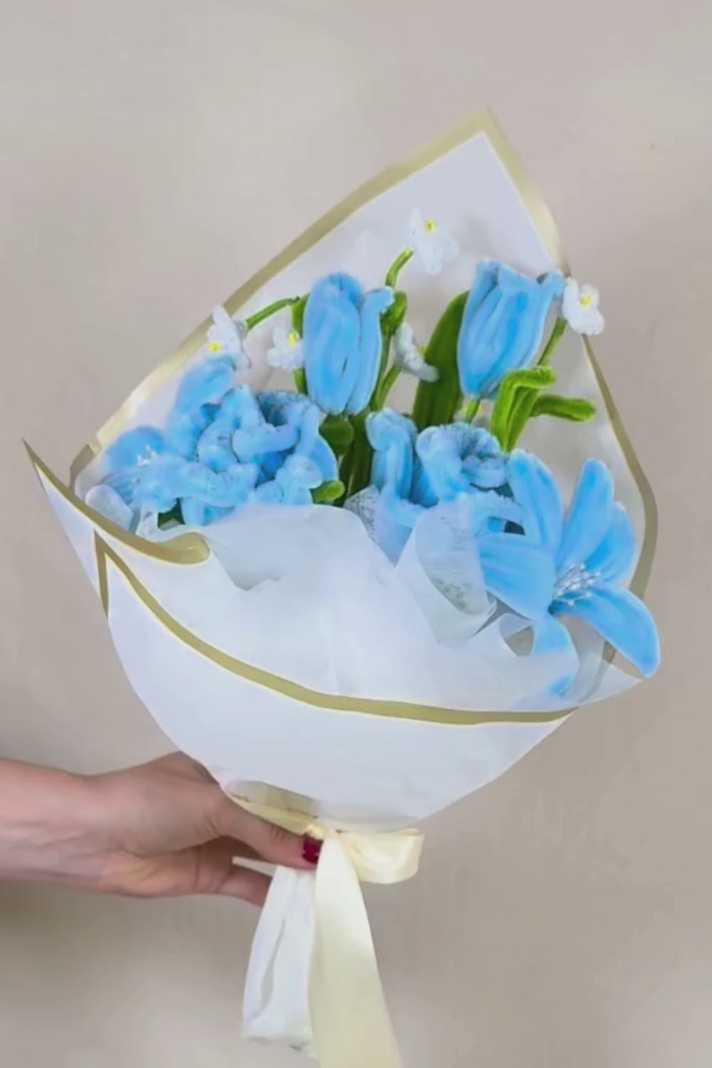Video di un Mazzo di fiori grande - Medium Bouquet fatto a mano in Scovolini 34 cm di MadeByHand - insieme di fiori di colore azzurro che viene fatto vedere ruotandolo