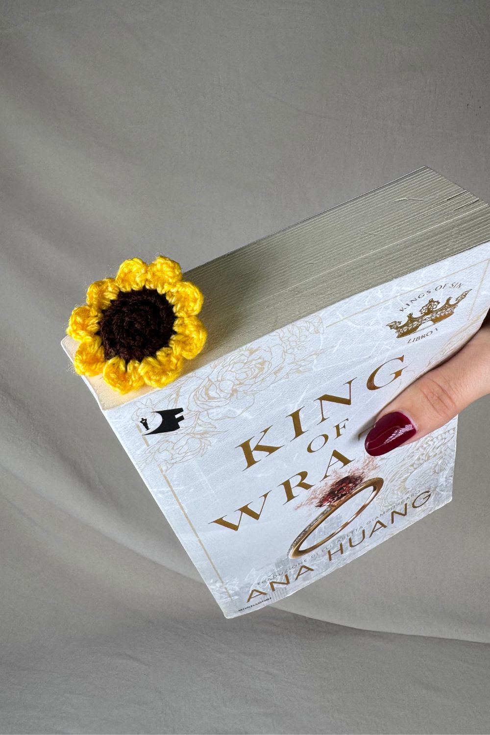 Segnalibro Girasole all’uncinetto fatto a mano in Italia da Made By Hand, accessorio artigianale per libri con fiore giallo e gambo verde, idea regalo sostenibile per chi ama leggere.