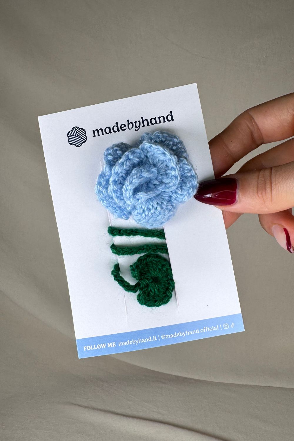 Segnalibro Rosa Azzurra all’uncinetto fatto a mano in Italia da Made By Hand, confezionato con cura artigianale, perfetto come idea regalo floreale per lettori e appassionati di creazioni handmade
